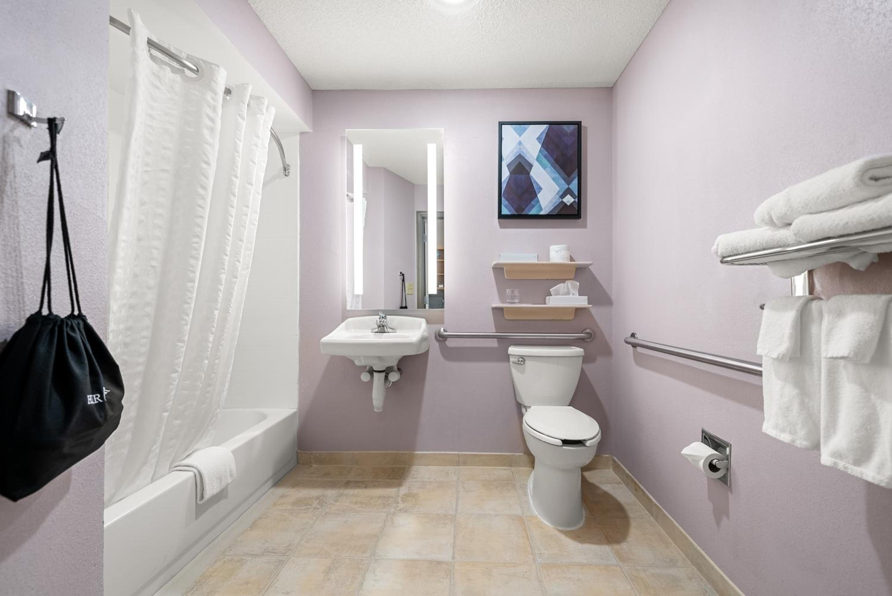 Queen Studio Suite - Disability Access - Non-Smoking - Photo 2