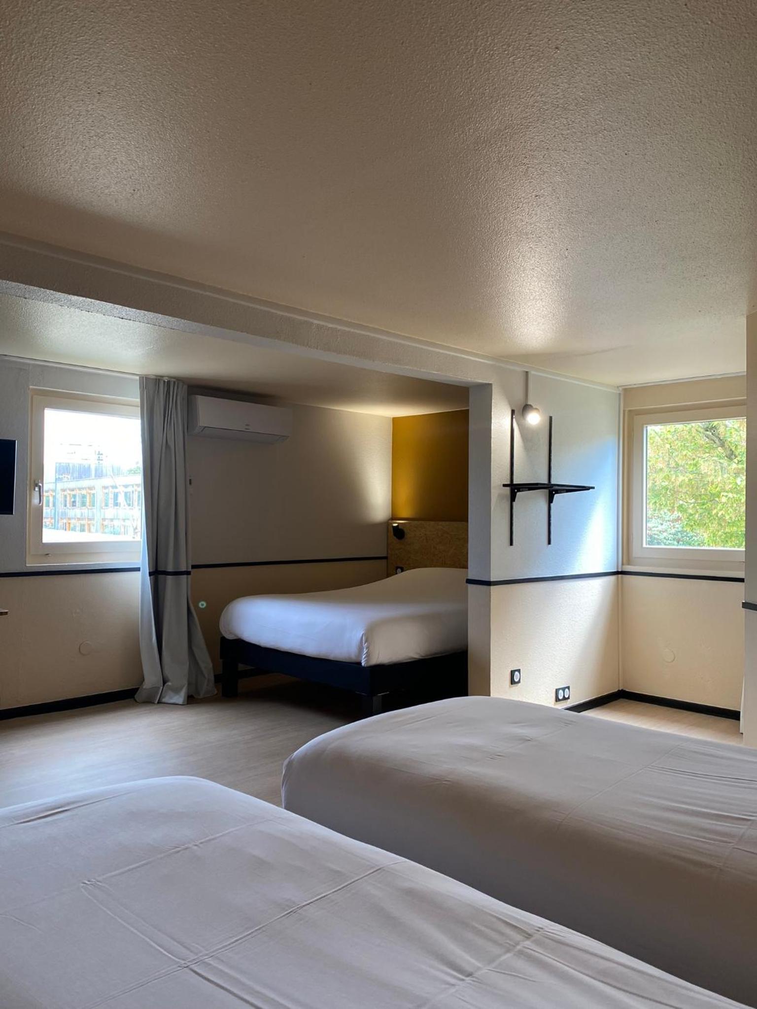 Standard Room with One Double Bed and Two Single Beds - Photo 3