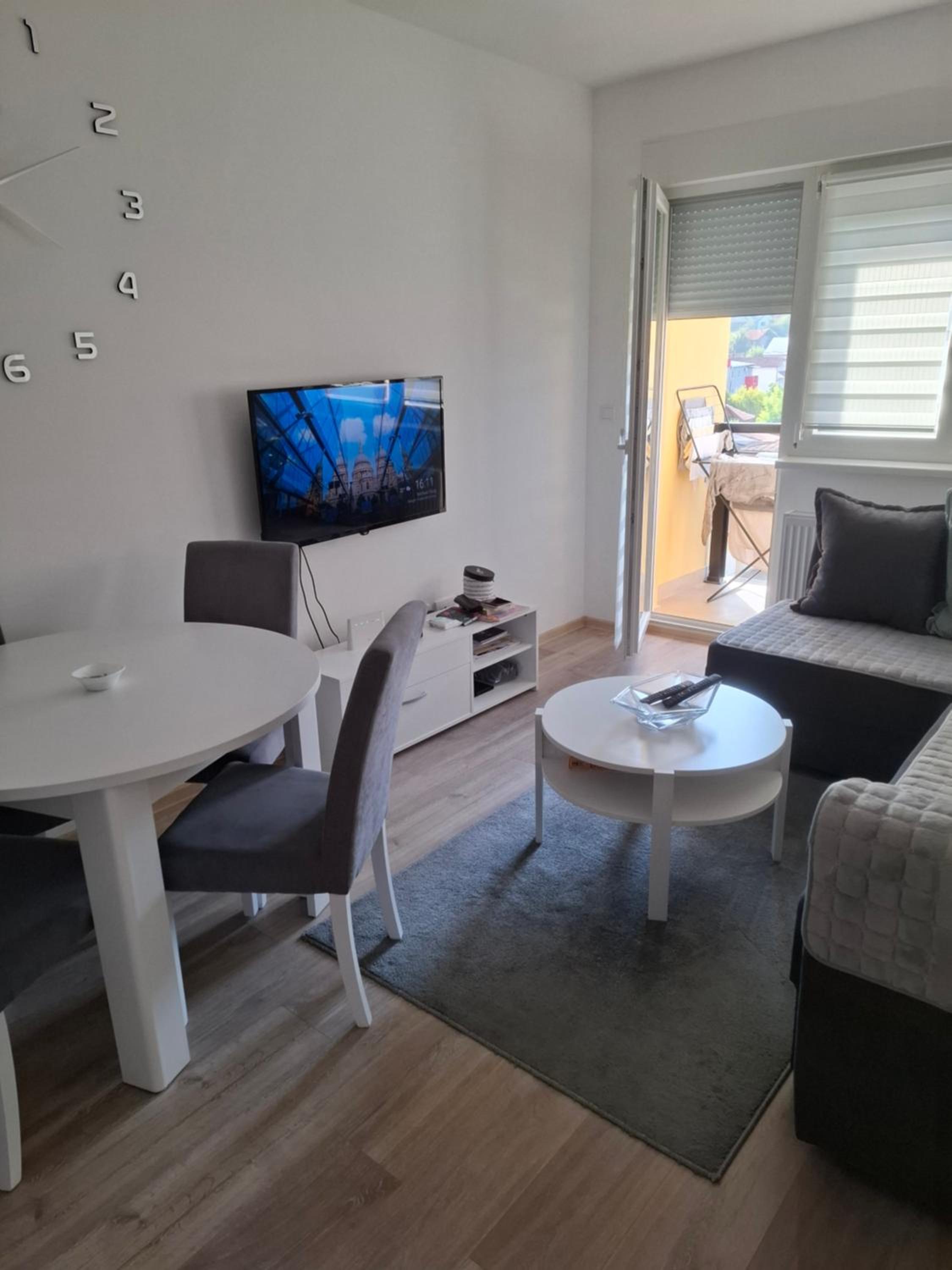 One-Bedroom Apartment photo 1