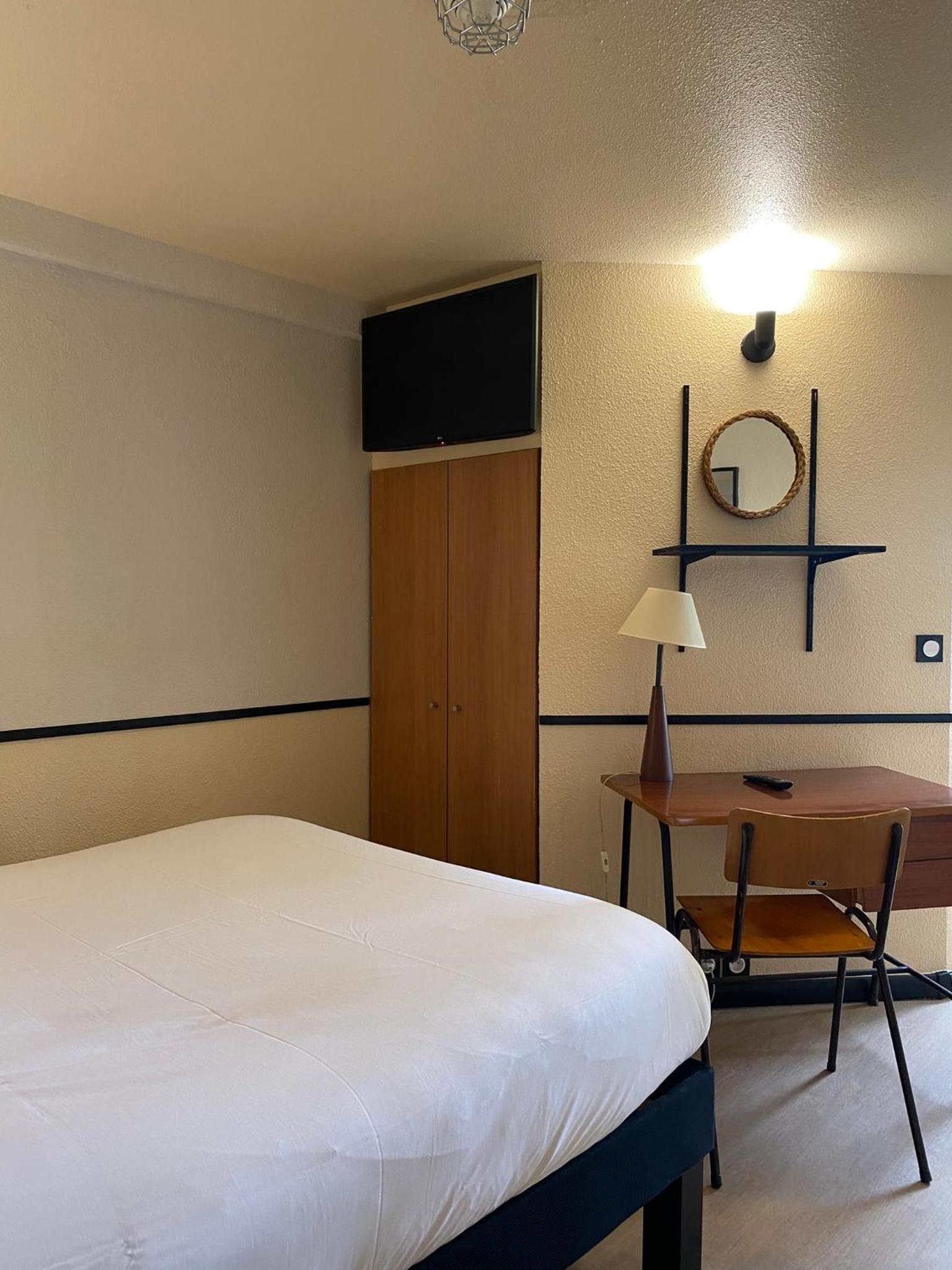 Pop Room with One Double Bed and One Single Bed - Photo 2