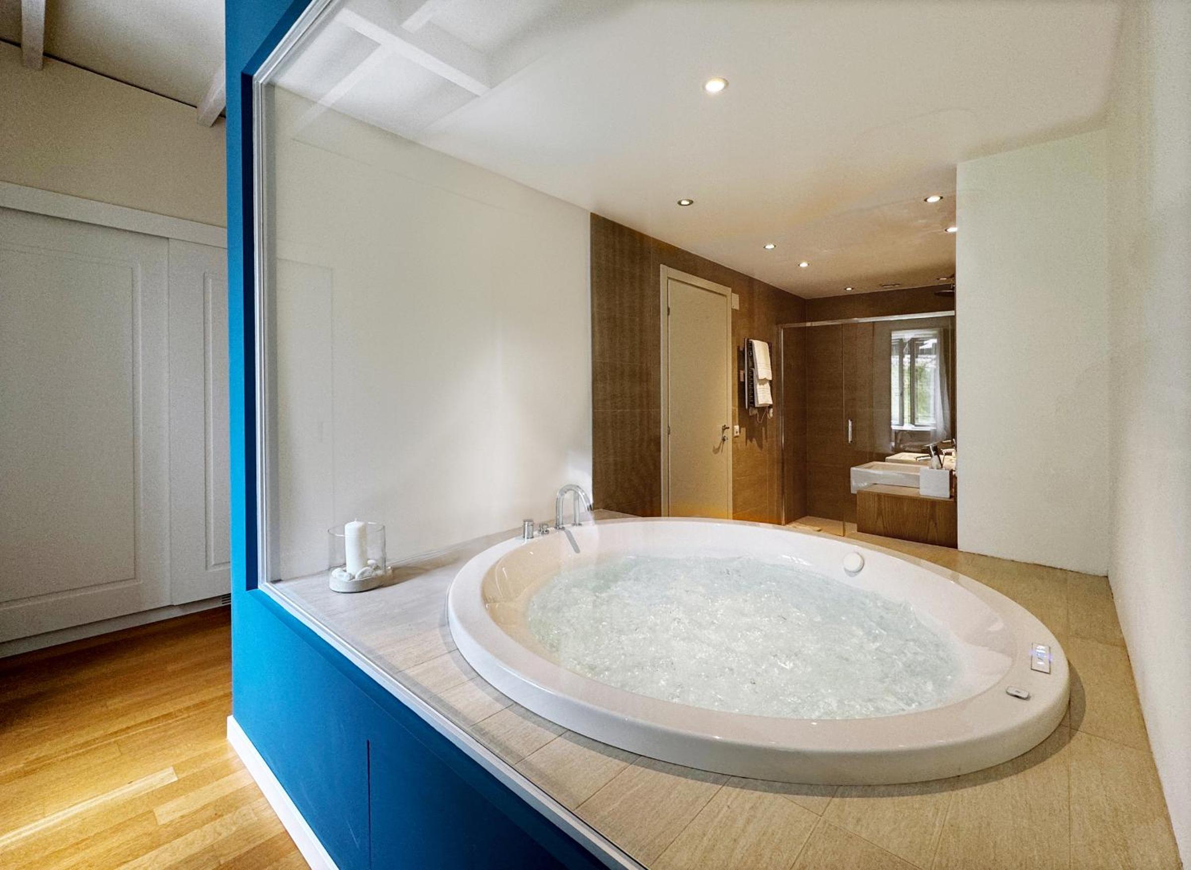 Suite with Hot Tub - Photo 2