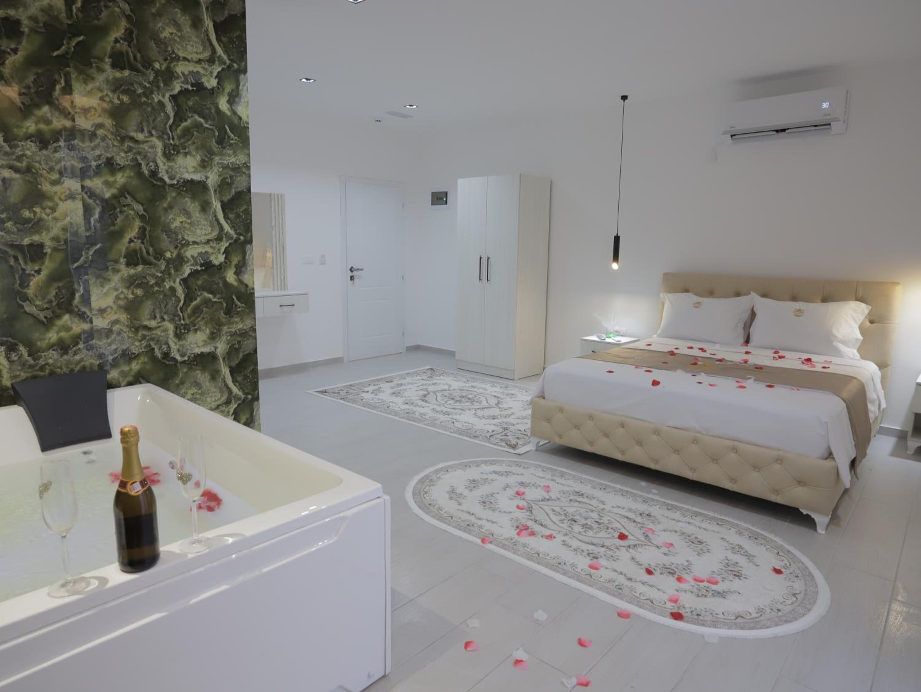 Suite with Hot Tub