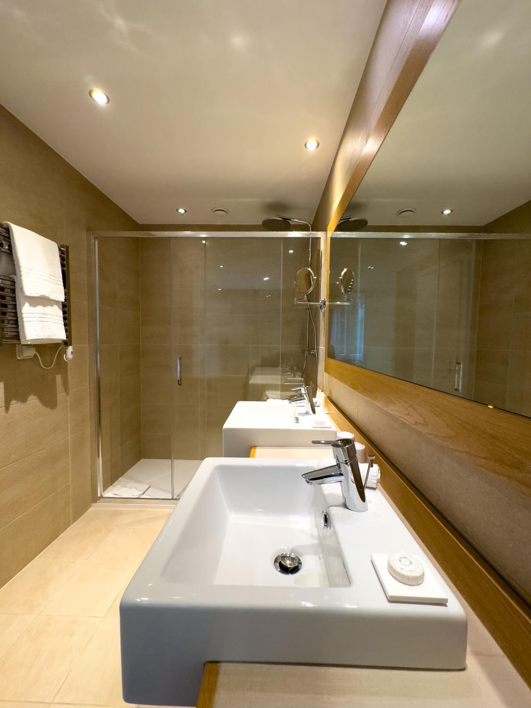 Suite with Hot Tub - Photo 3