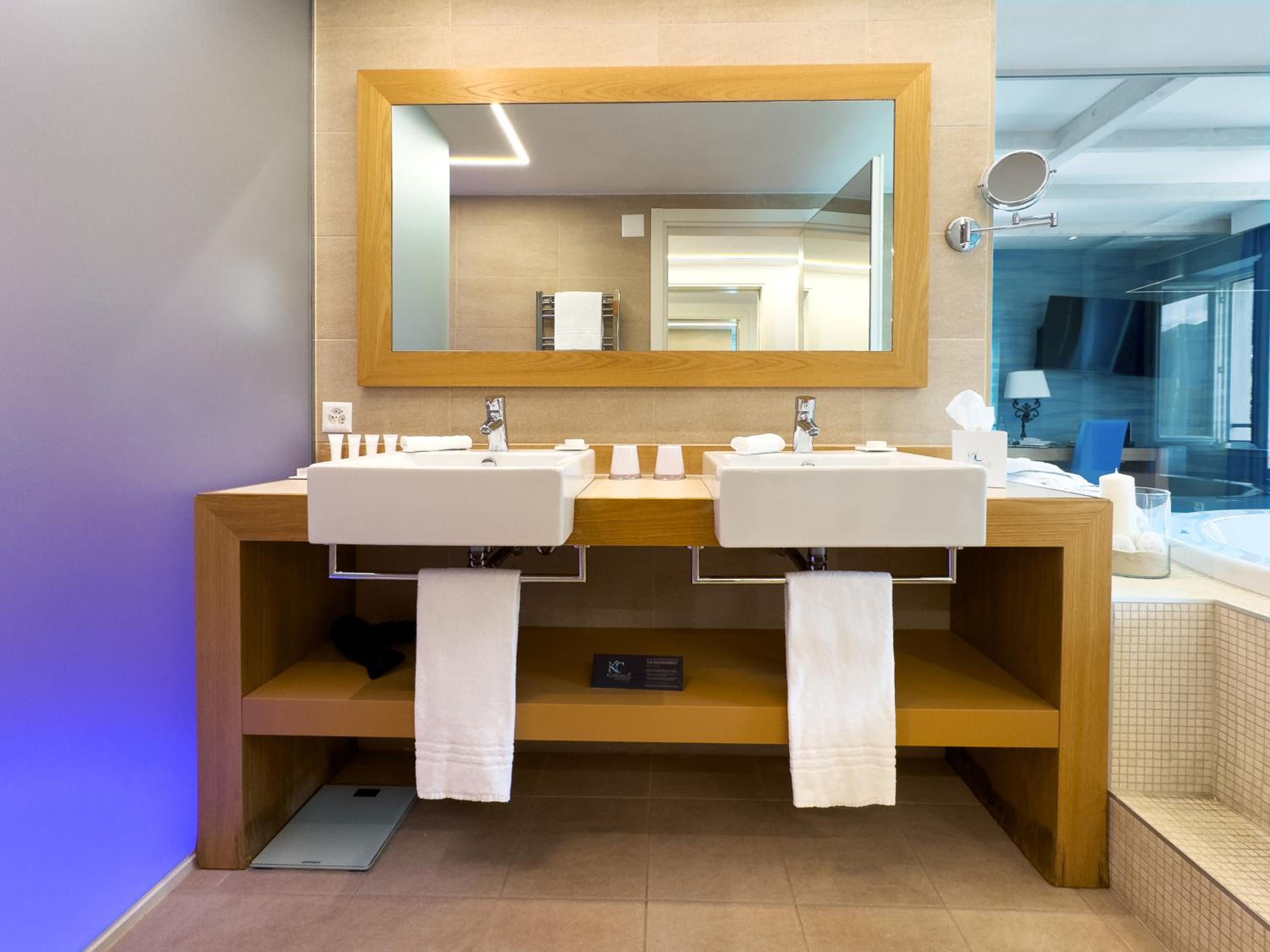 Suite with Hot Tub - Photo 4