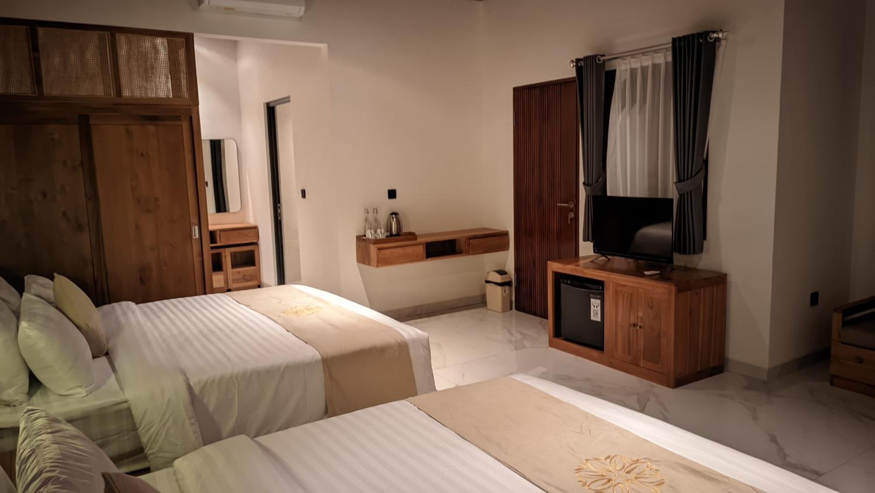 Family Suite with Balcony - Photo 9