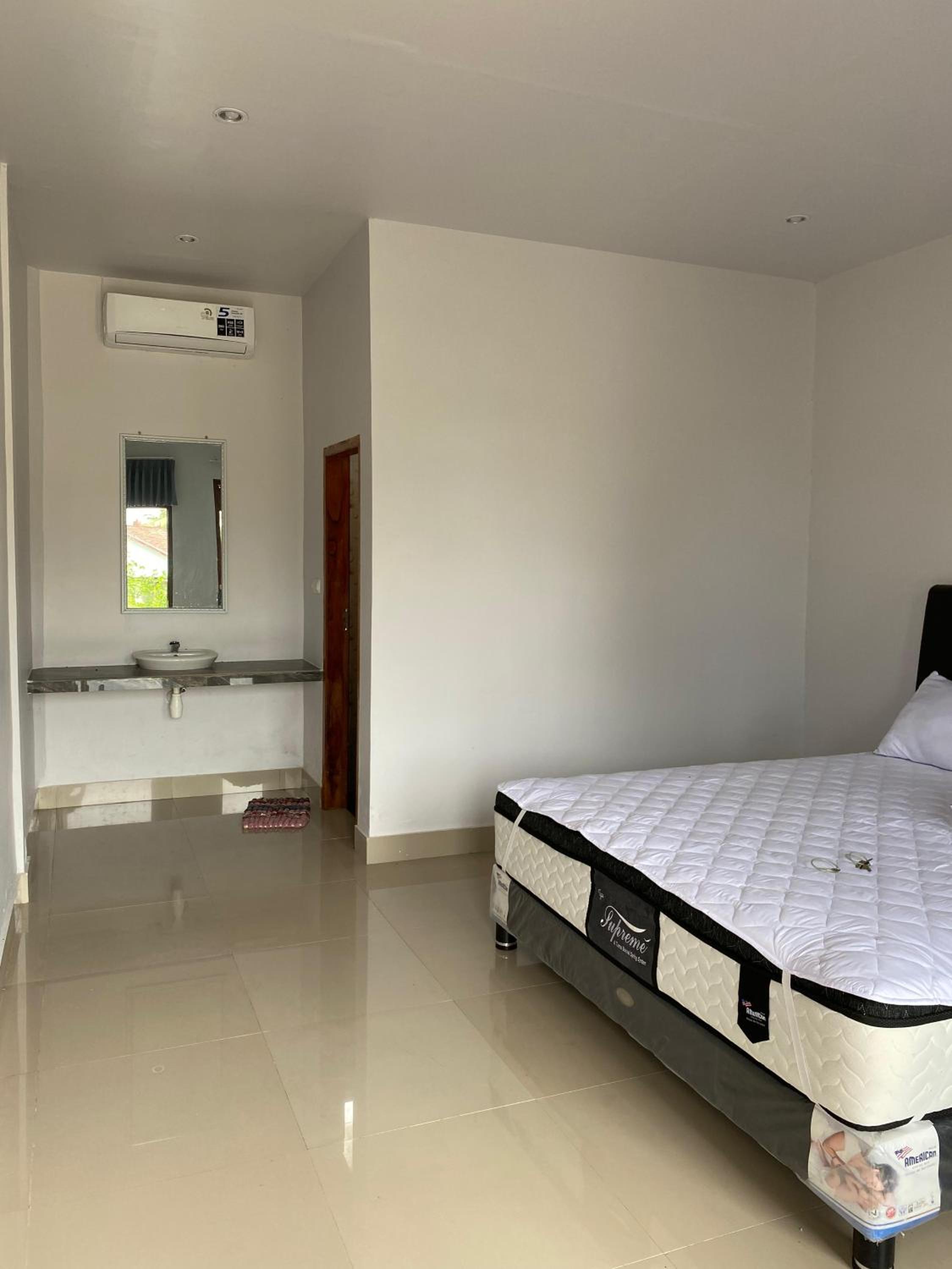 Double Room With Private Bathroom photo 2
