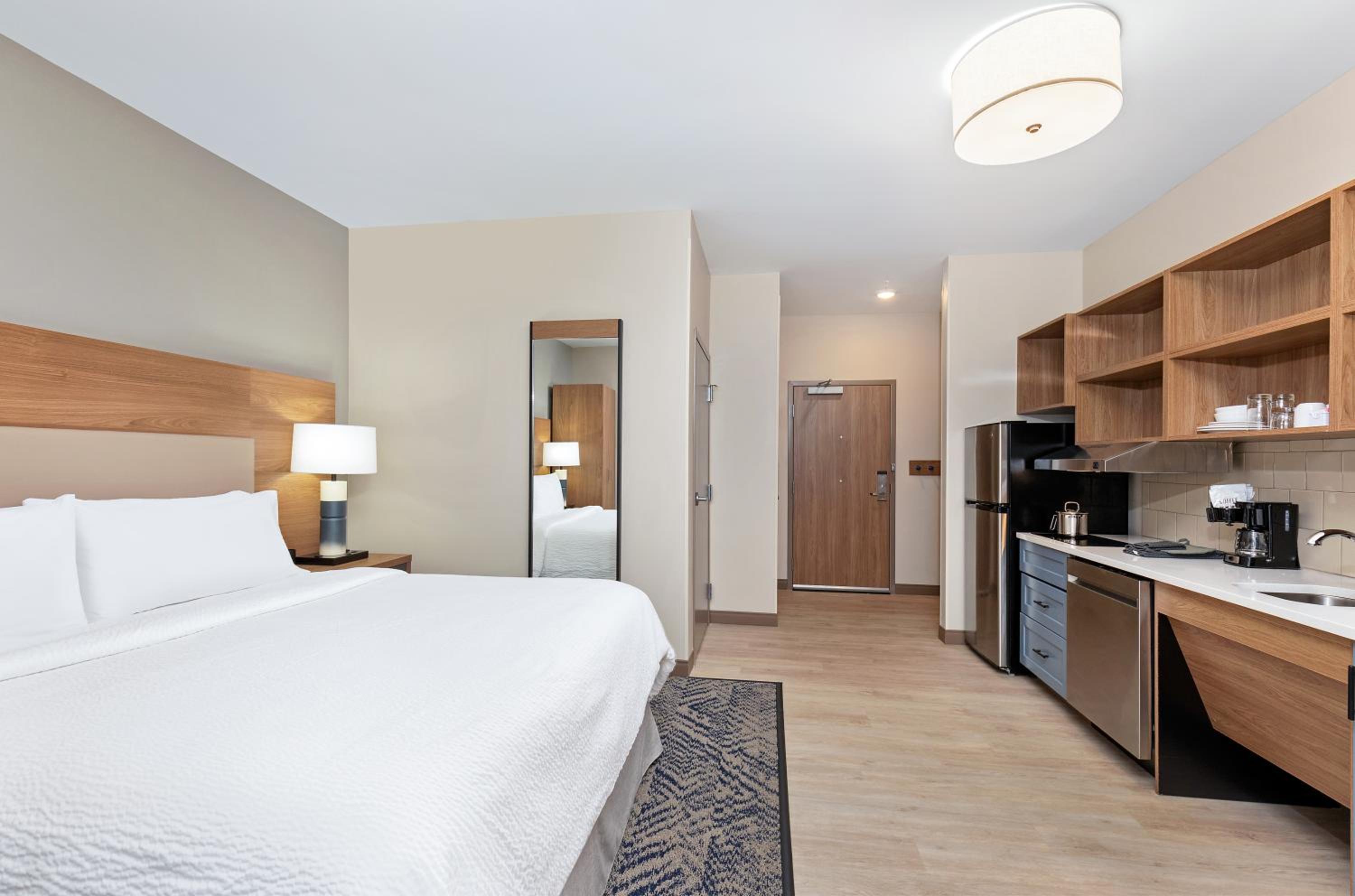 King Studio Suite with Mobility Accessible Roll-In Shower/Non-Smoking - Photo 2