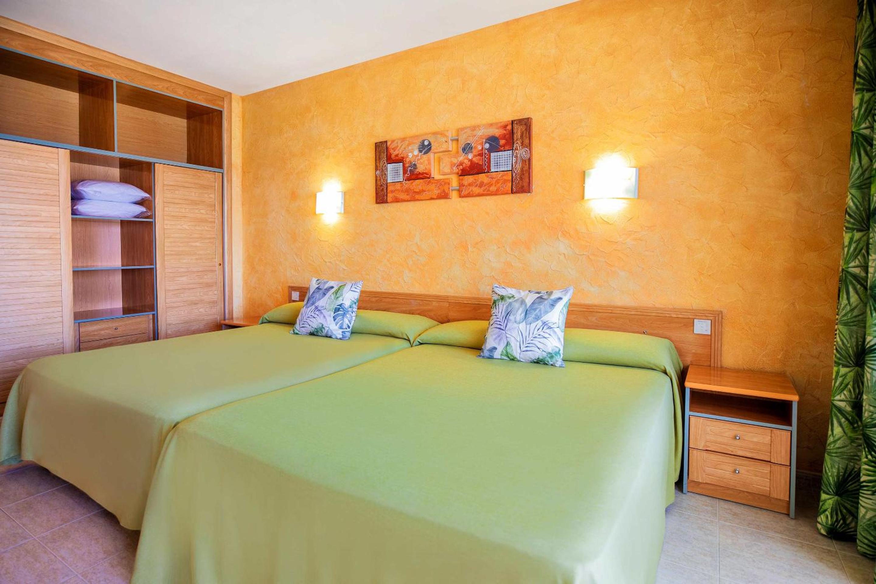 Habitación Twin con Dos Camas Supletorias (4 Adultos)