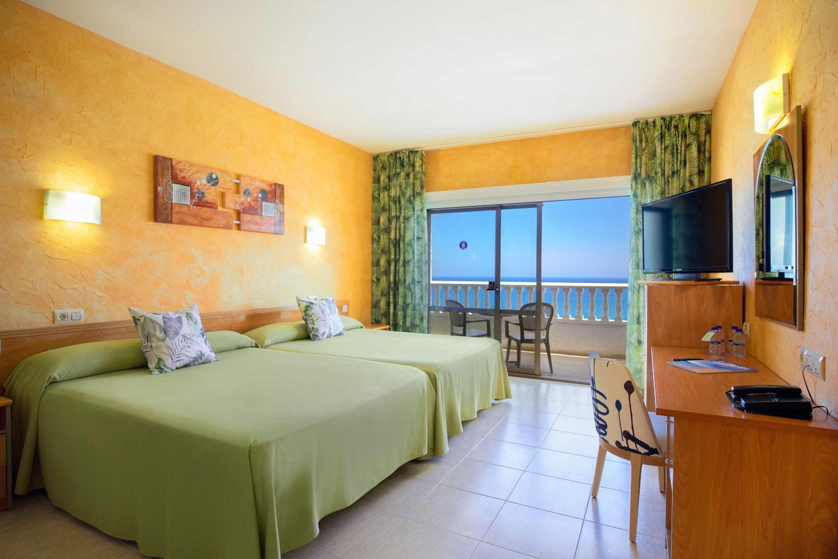 Habitación Doble con Vista al Mar (3 Adultos)