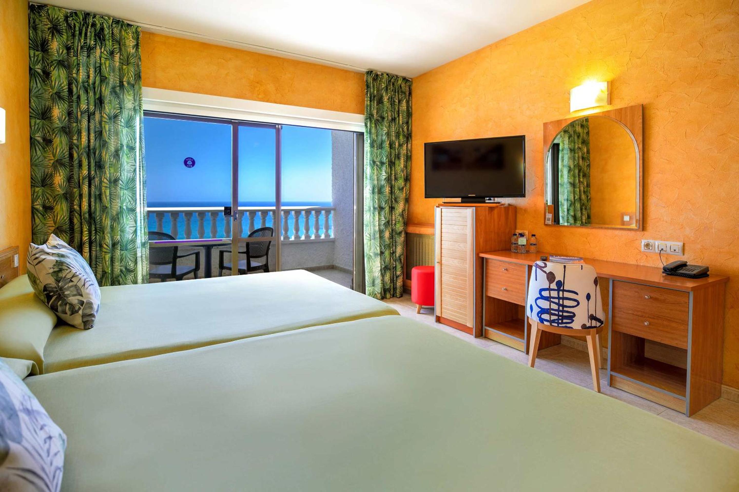 Habitación Doble con Vista al Mar (2 Adultos + 2 Niños)