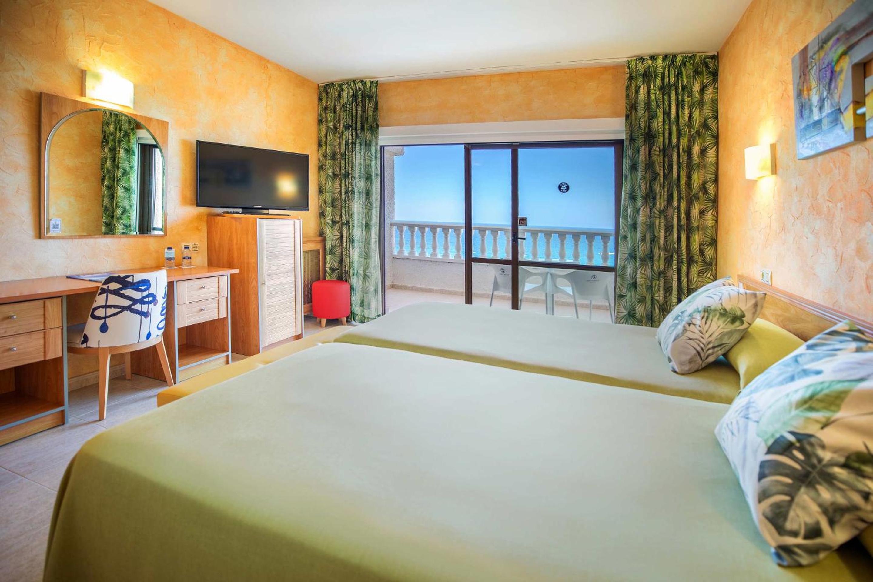 Habitación Doble con Vista al Mar (3 Adultos)