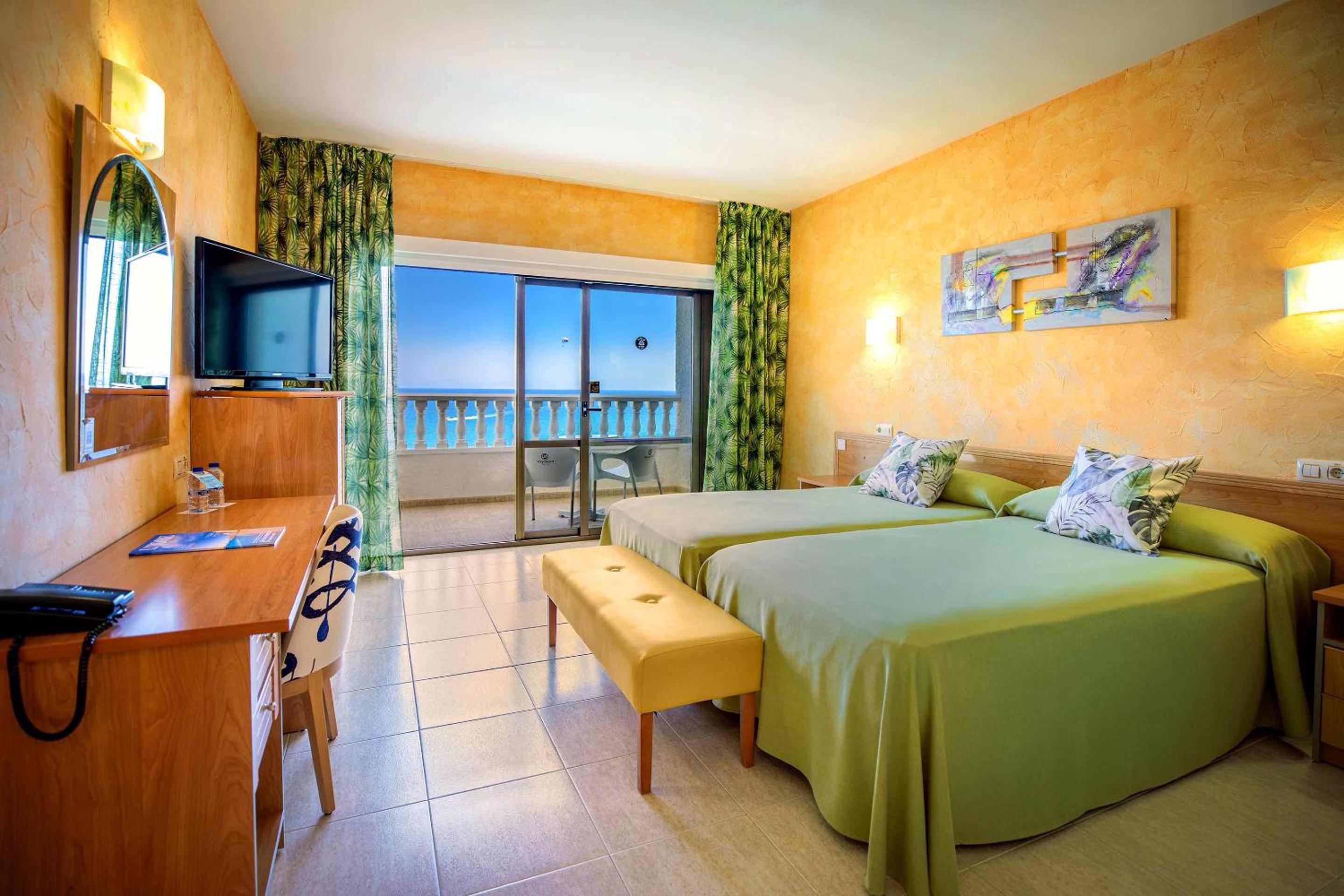 Habitación Doble con Vista al Mar (2 Adultos + 2 Niños)