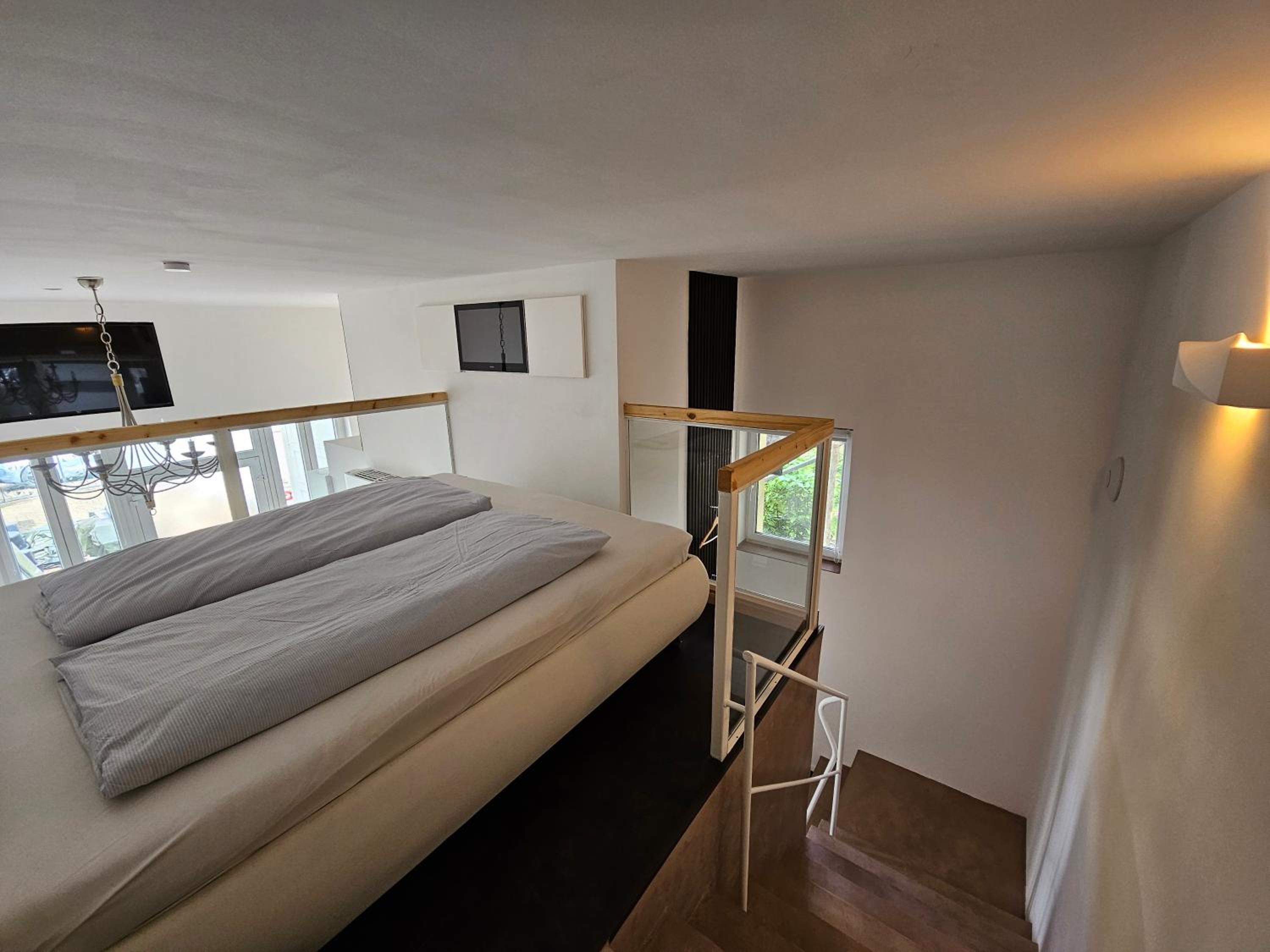 One-Bedroom Apartment photo 1