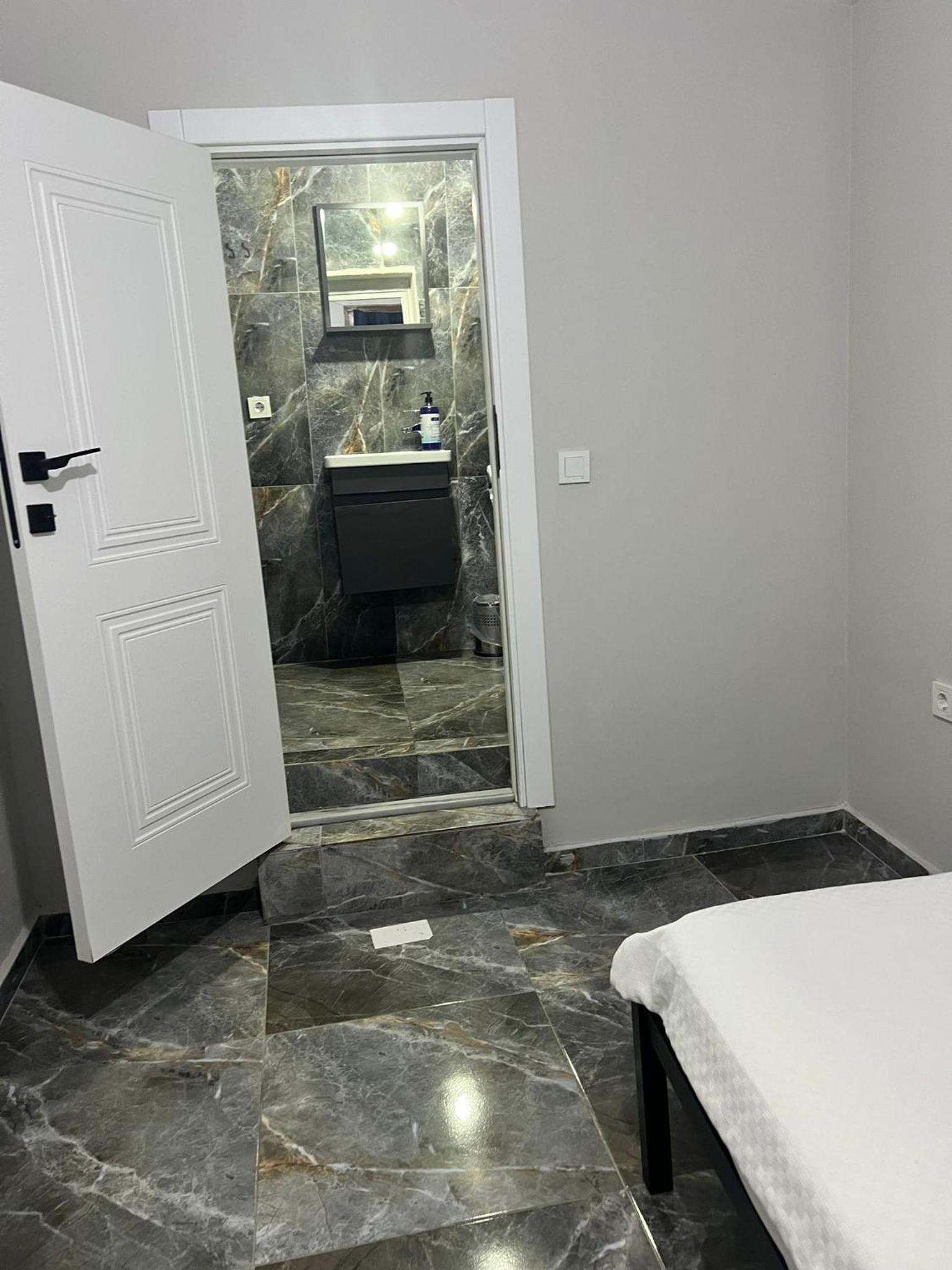 Basic Triple Room photo 3
