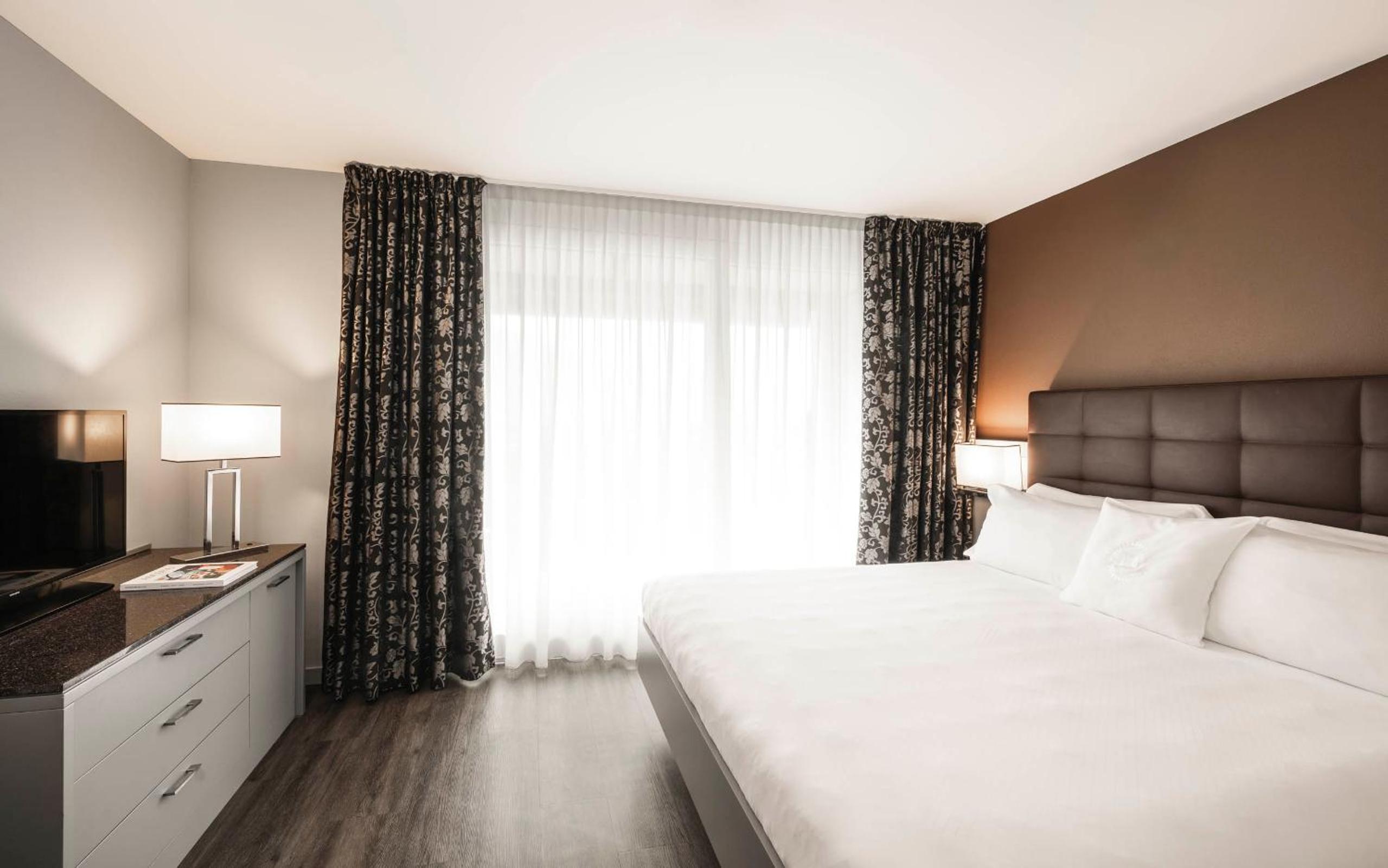 Suite with Balcony and Lake View