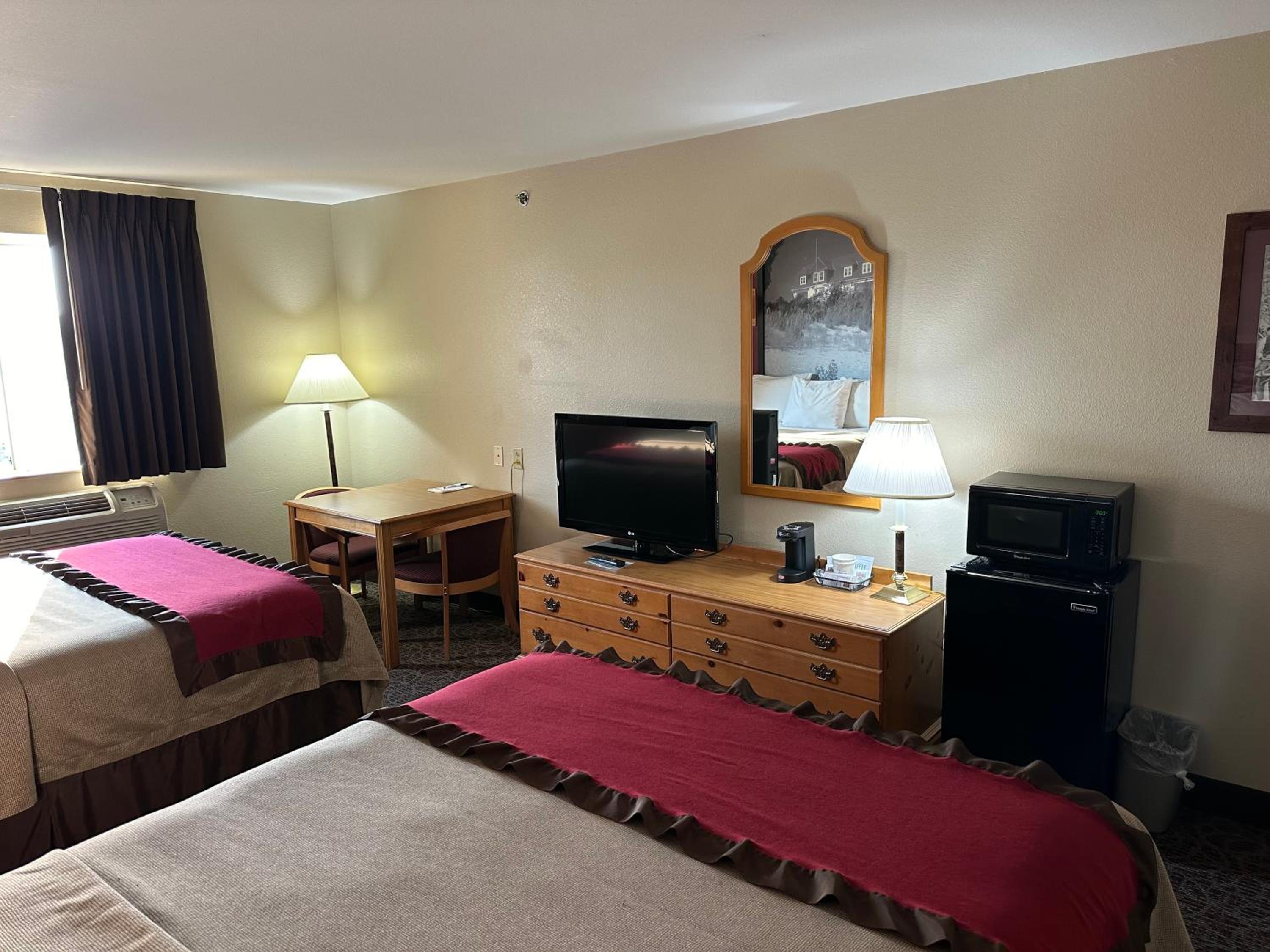 Queen Room with Two Queen Beds - Non-Smoking - Photo 4