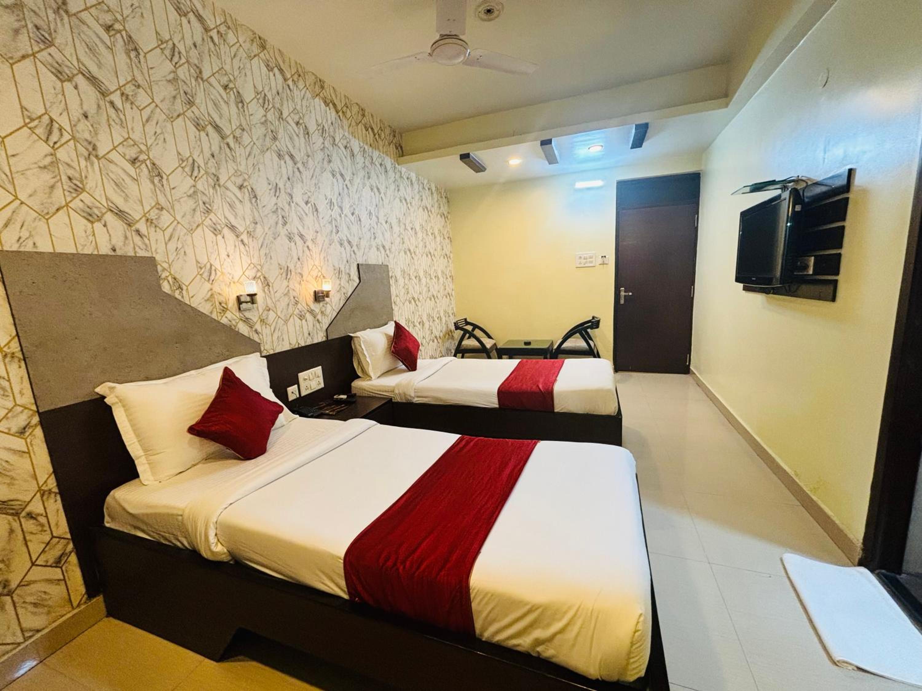 Deluxe Double Or Twin Room - Photo 9