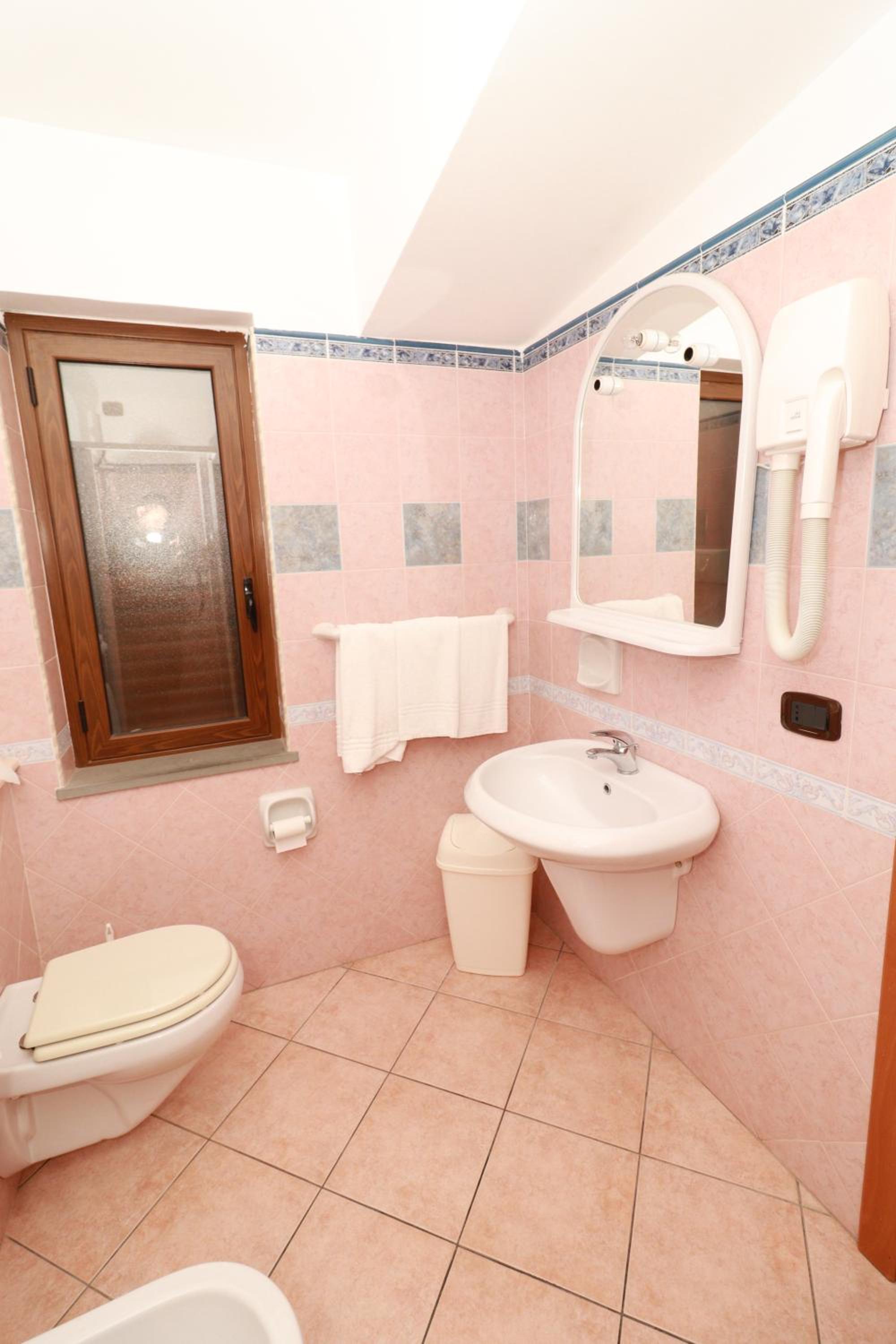 Standard Triple Room photo 3