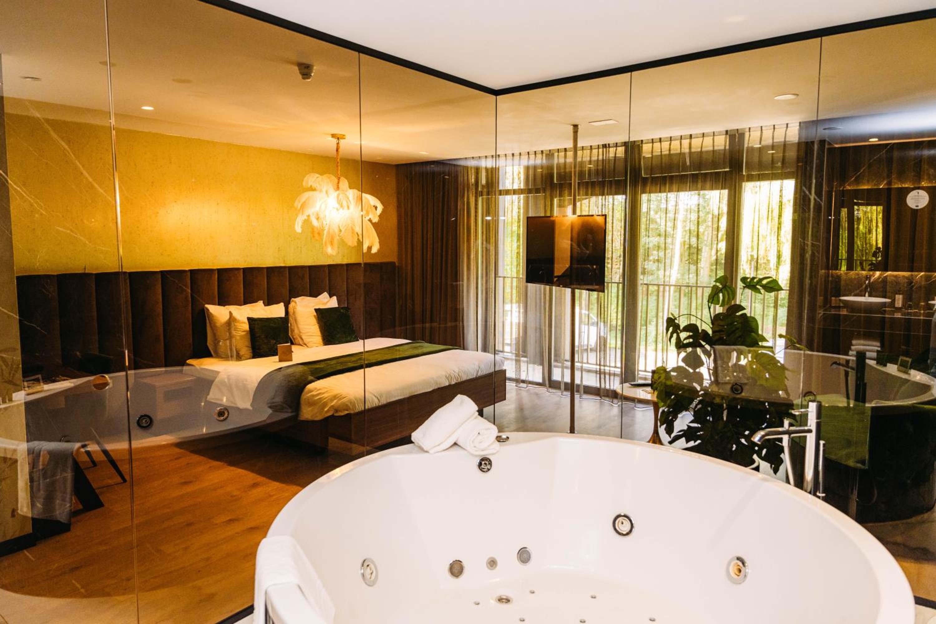 Honeymoon Suite