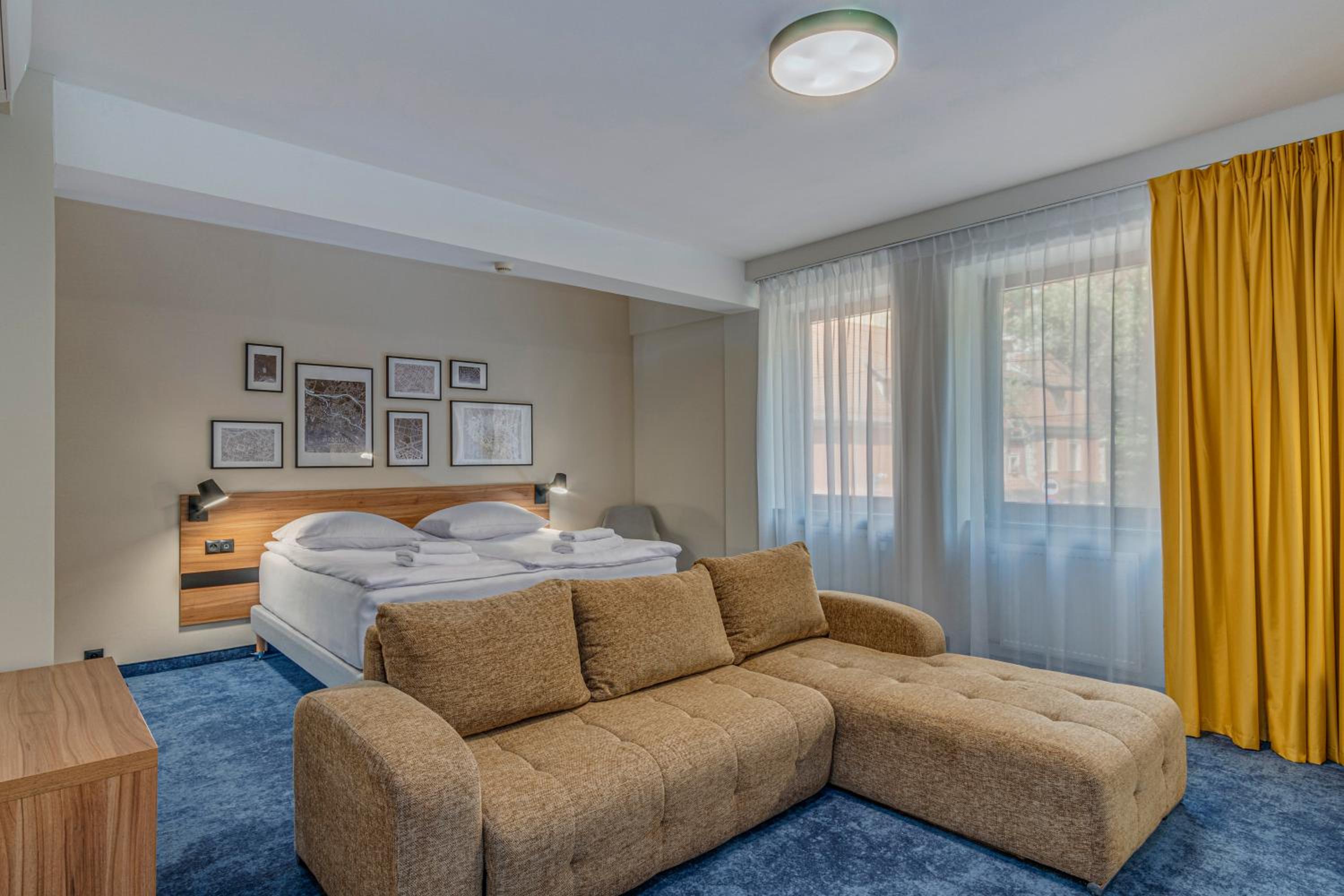 Family Room (2 Adults + 2 Children)