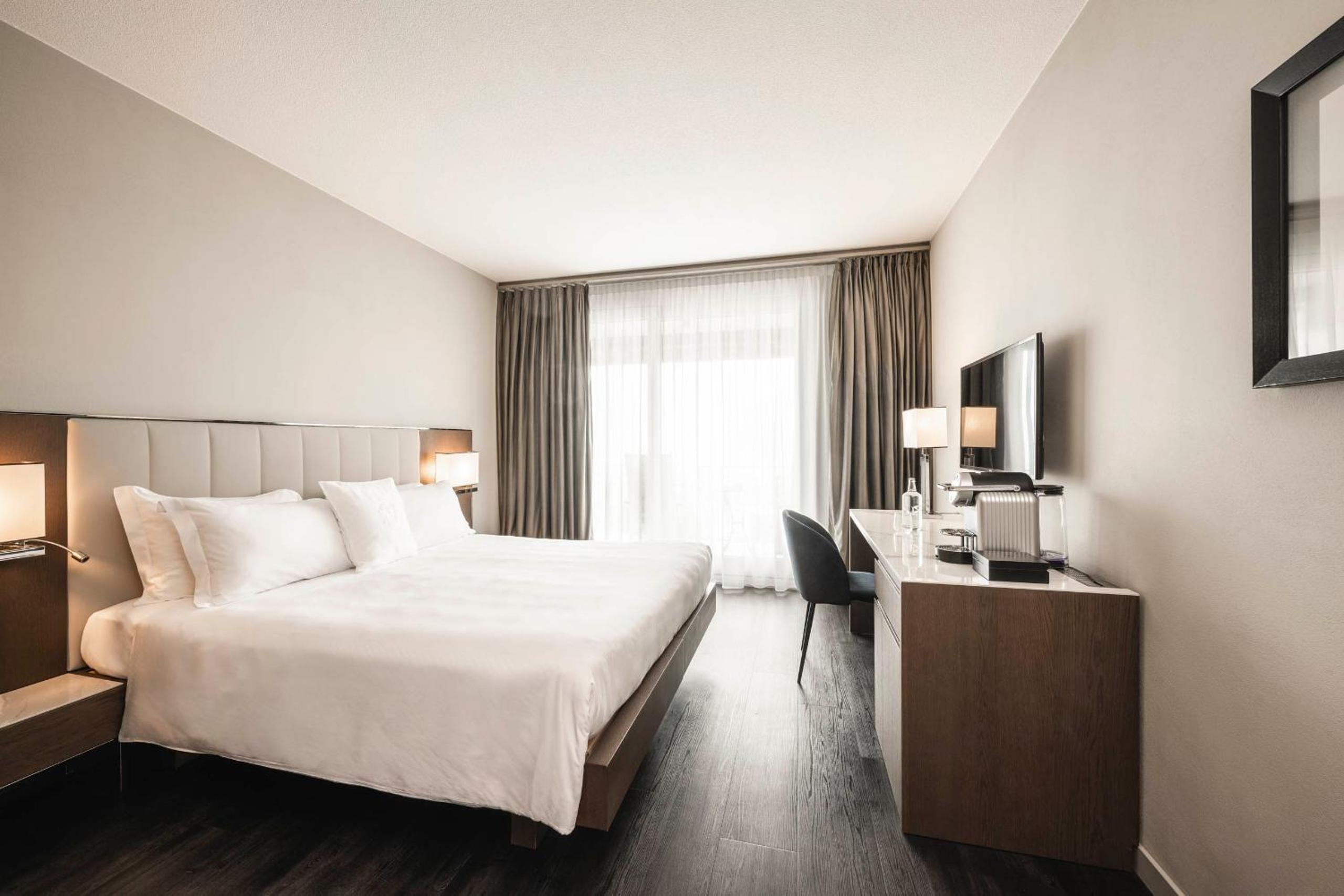 Panorama Deluxe Double or Twin Room with Balcony and Lake View