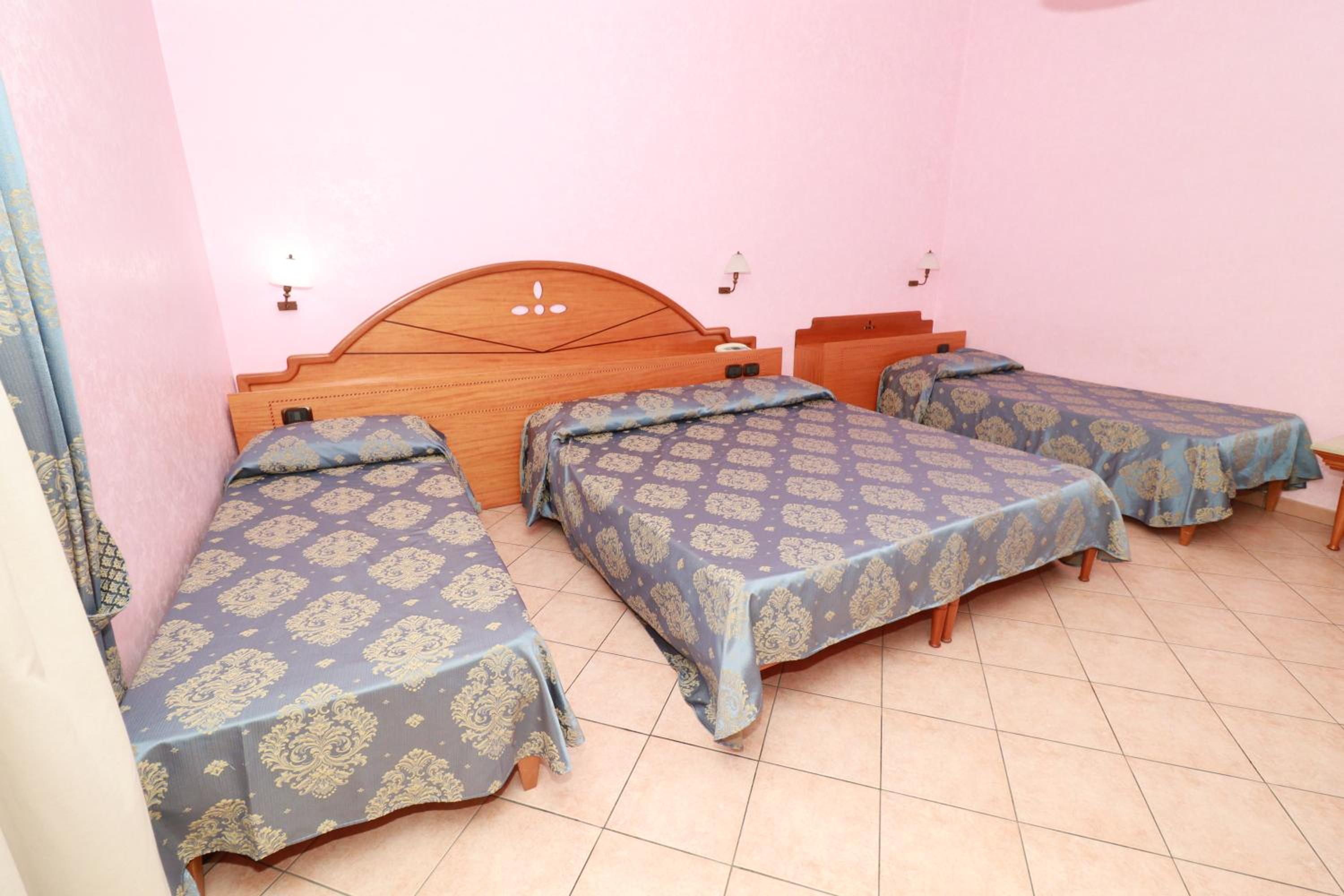 Quadruple Room with Balcony photo 2