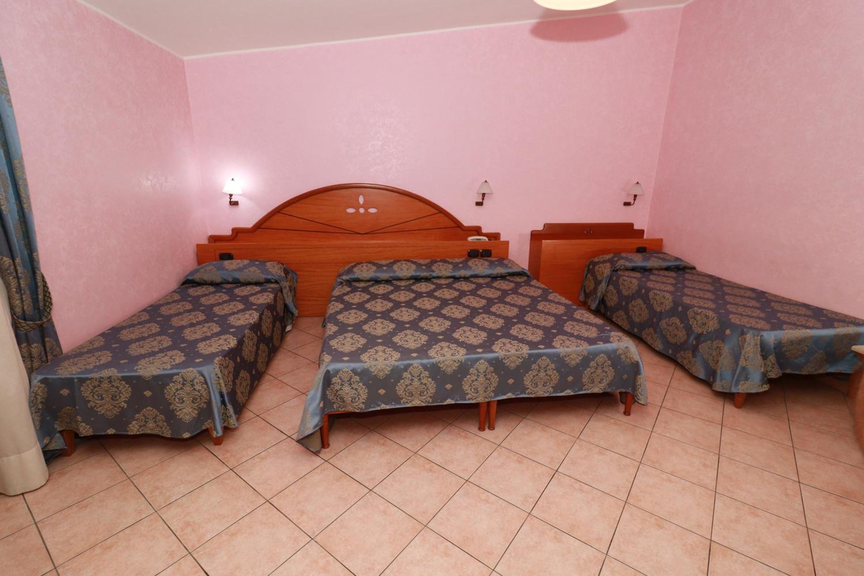 Quadruple Room with Balcony photo 3