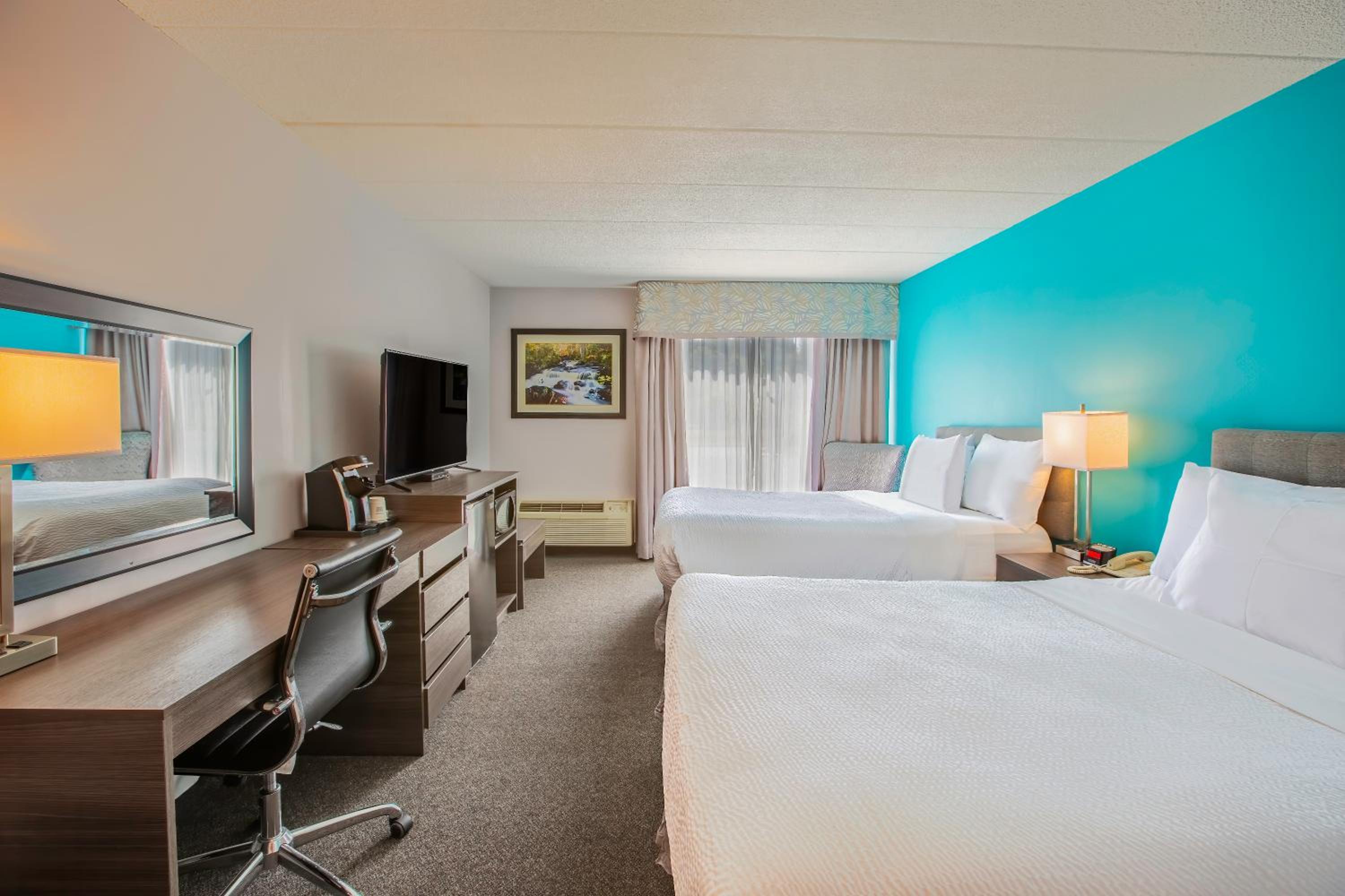 Queen Room with Two Queen Beds - Non-Smoking - Photo 2