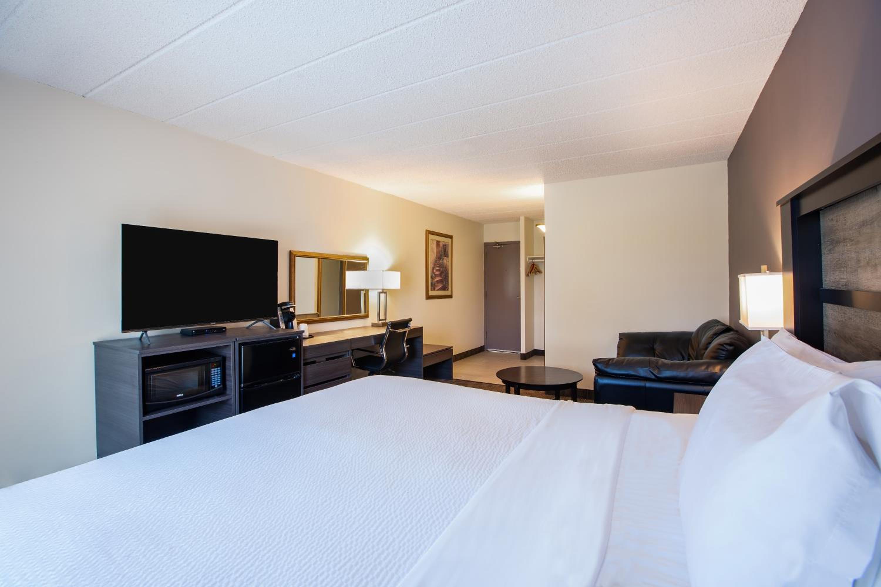 King Room - Non-Smoking - Photo 5