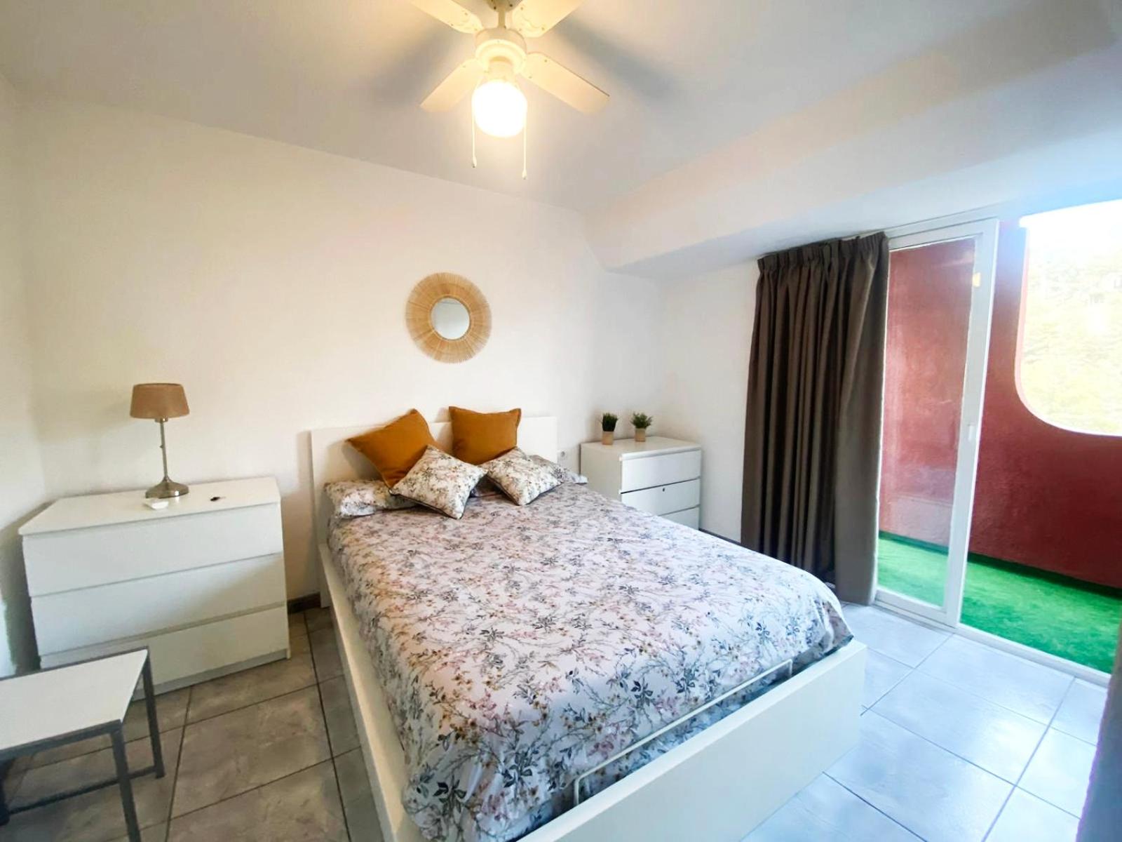 Apartamento de una habitación con balcón y vistas a la montaña