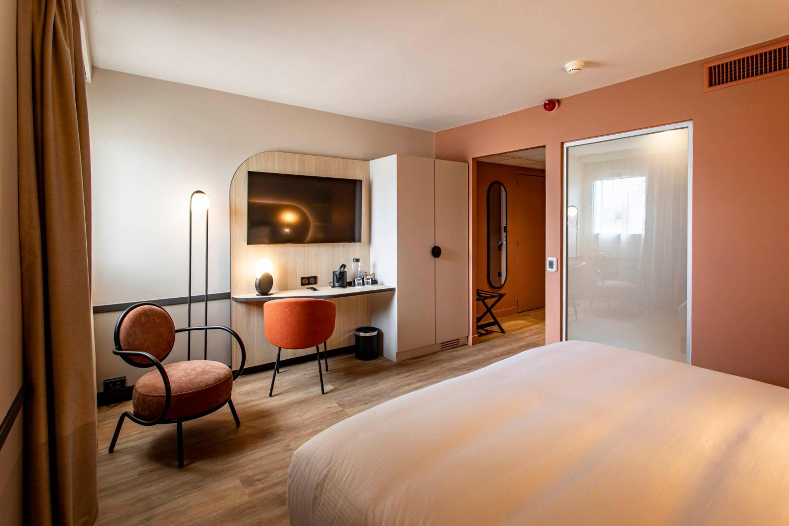 Standard King Room - Photo 8