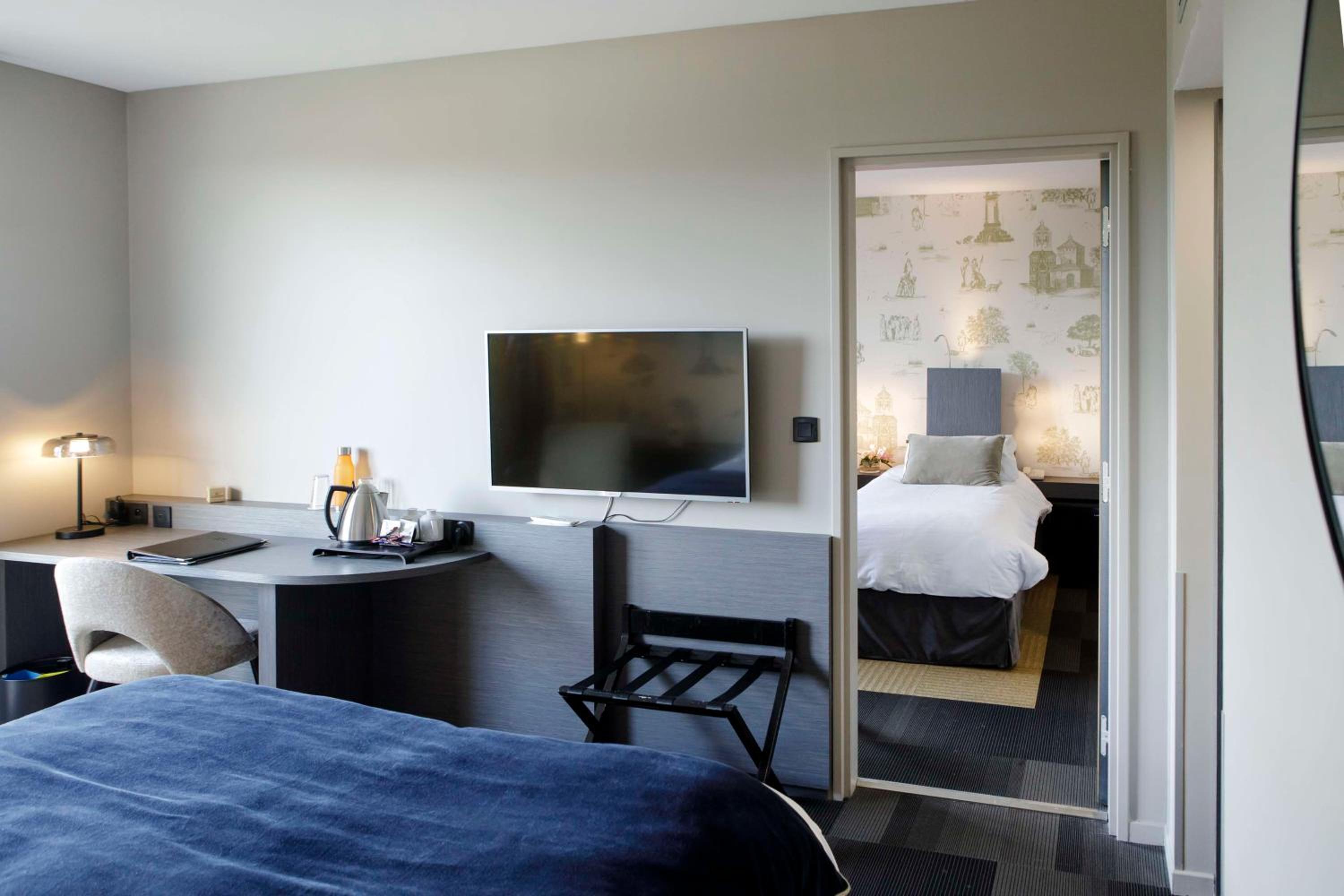 Queen Room with Balcony - Photo 7