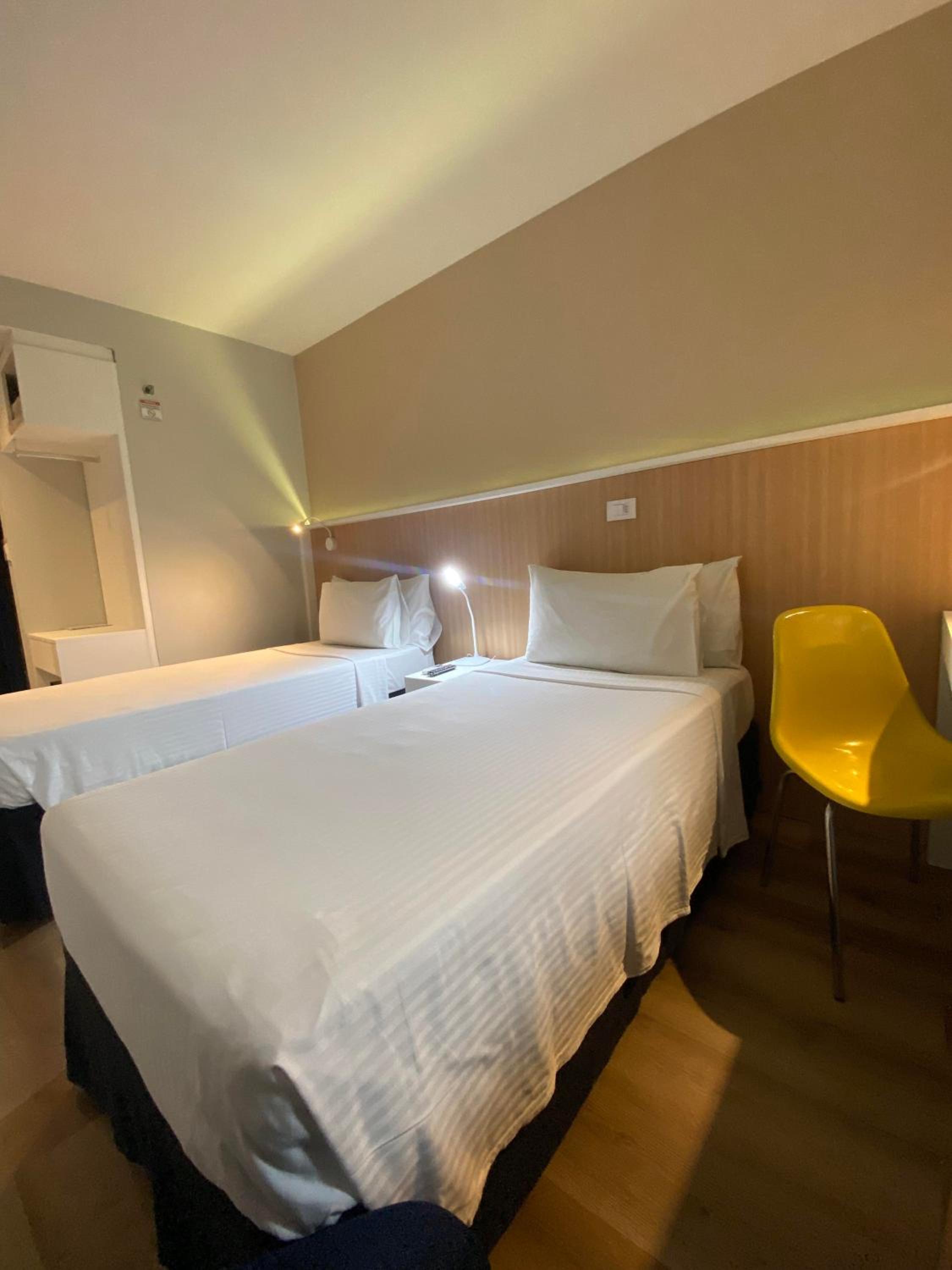 Quarto Executivo com 2 Camas de Solteiro
