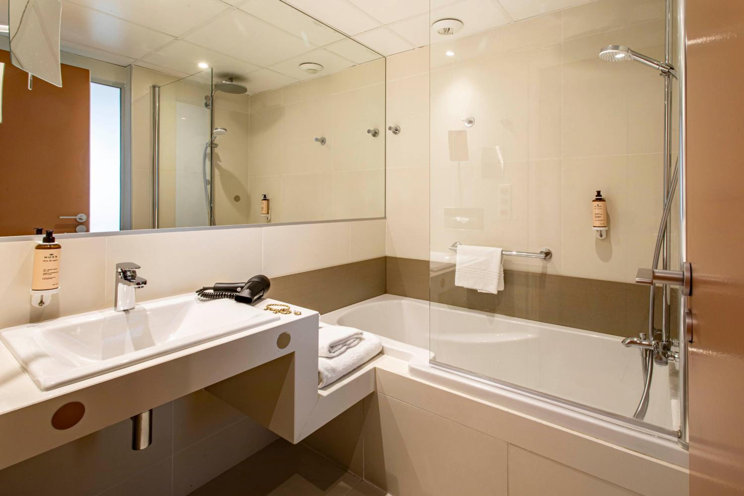 Standard King Room - Photo 7