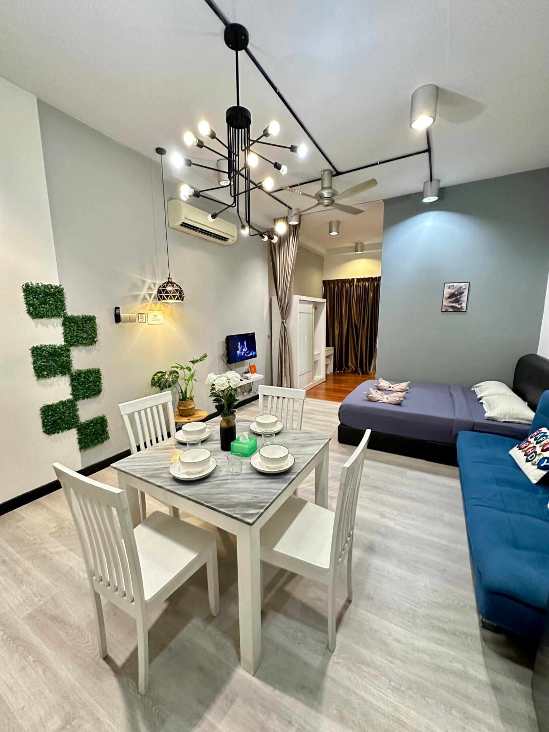 Studio Apartment with Balcony - Photo 8