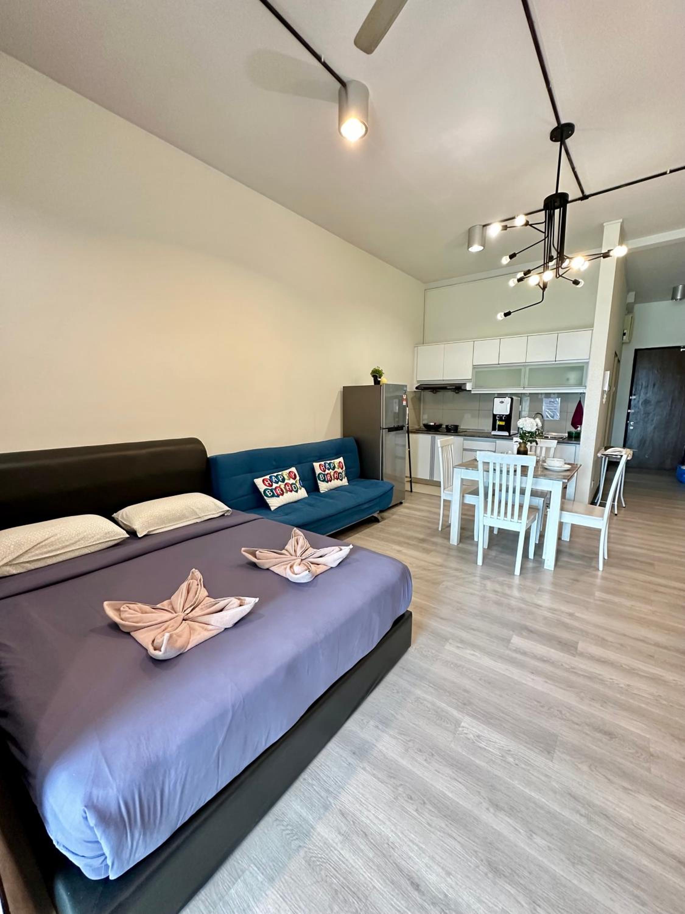 Studio Apartment with Balcony - Photo 12