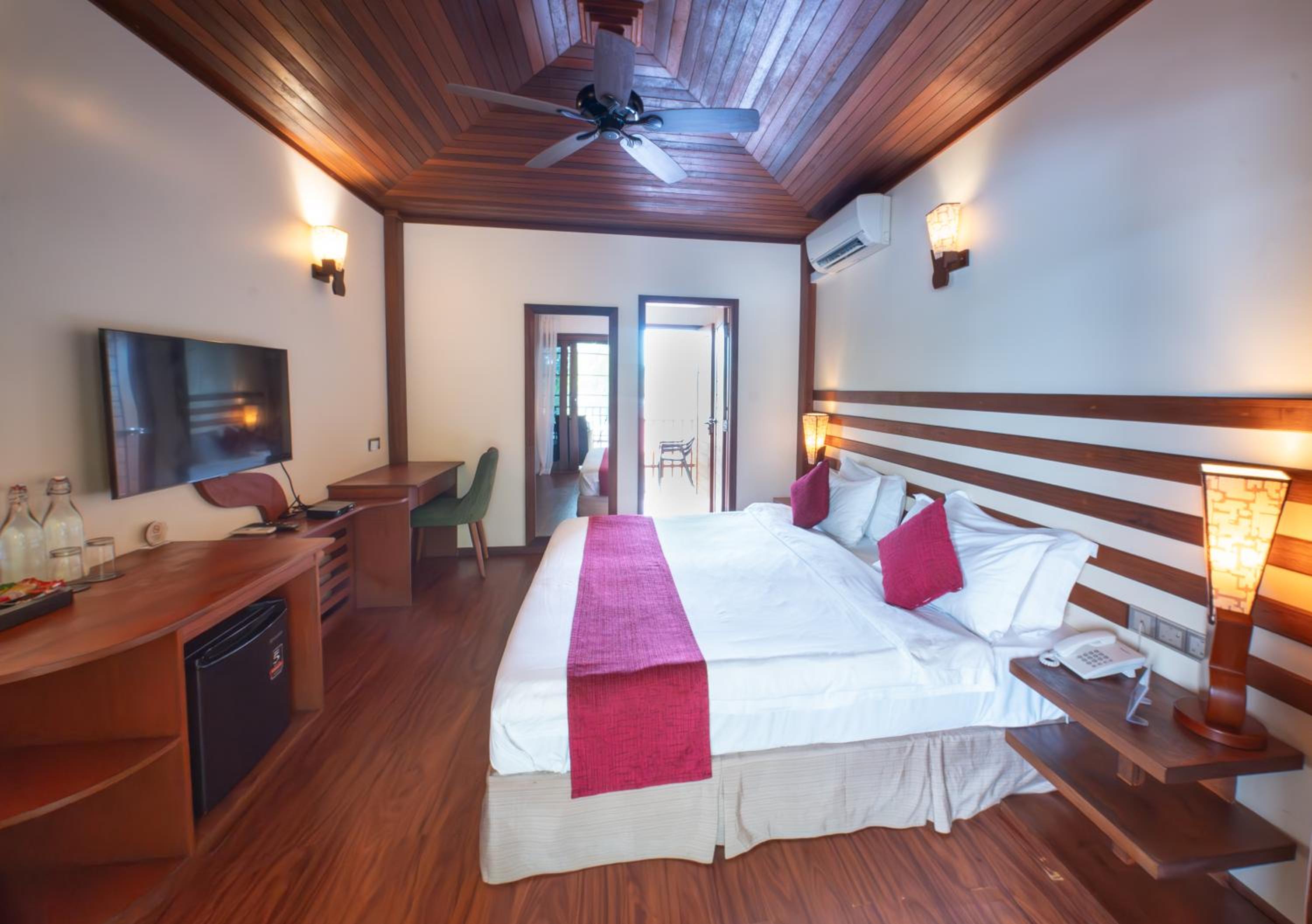 Superior Double or Twin Room with Balcony & Island View - Photo 3