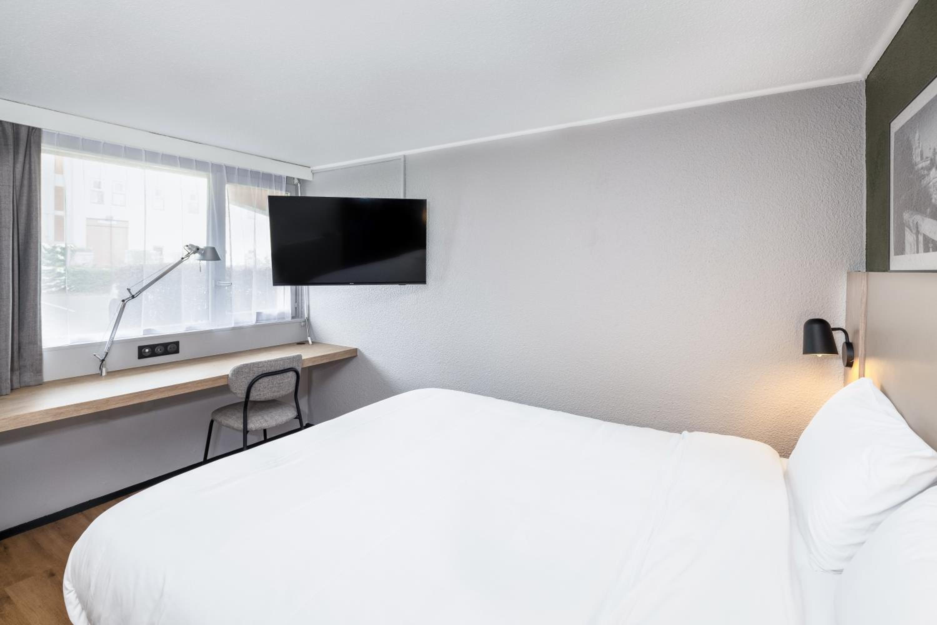 Standard Room - 1 Queen Bed - Photo 3