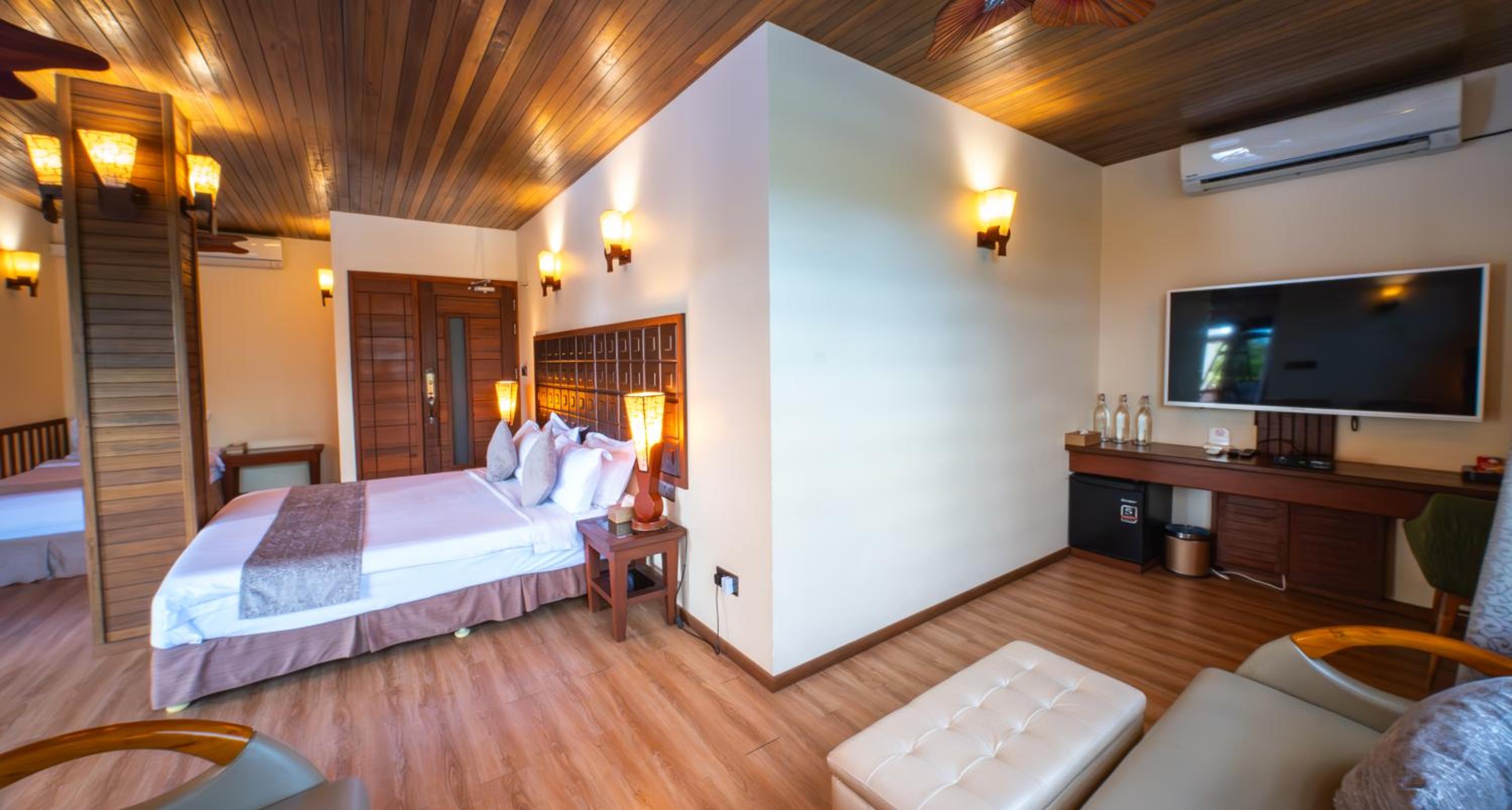 Family Suite with Balcony & Island View - Photo 11