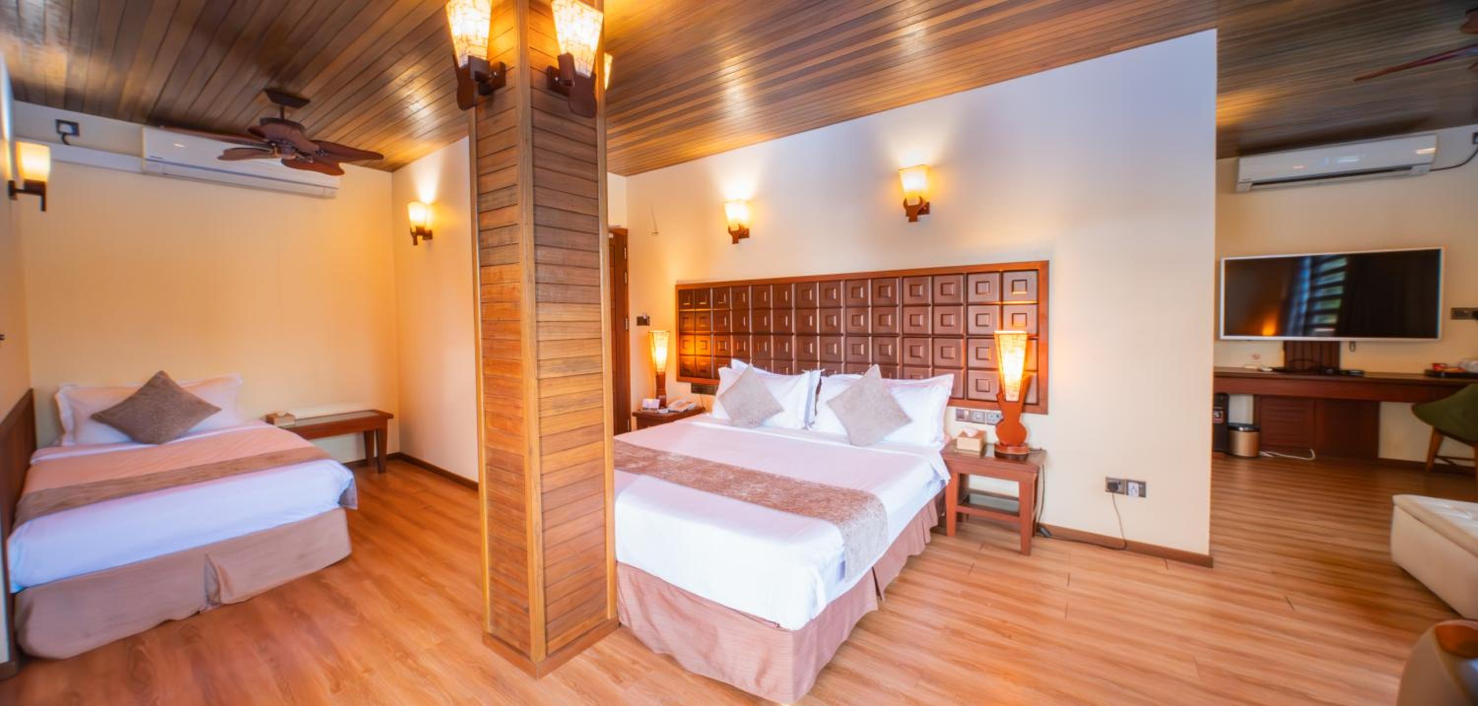 Family Suite with Balcony & Island View - Photo 10
