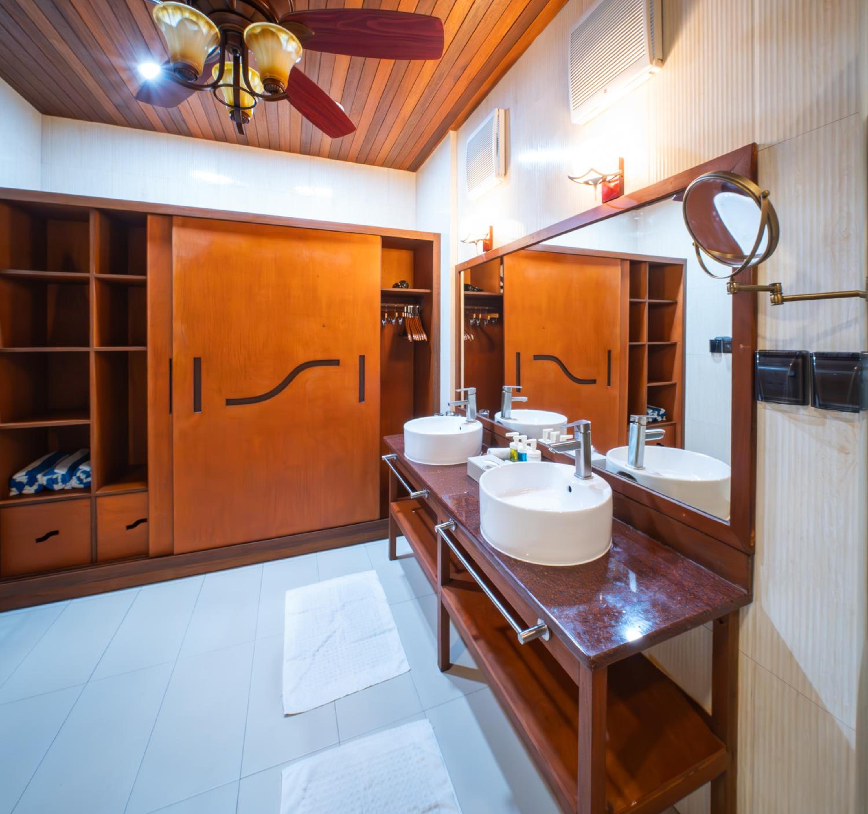 Family Suite with Balcony & Island View - Photo 8