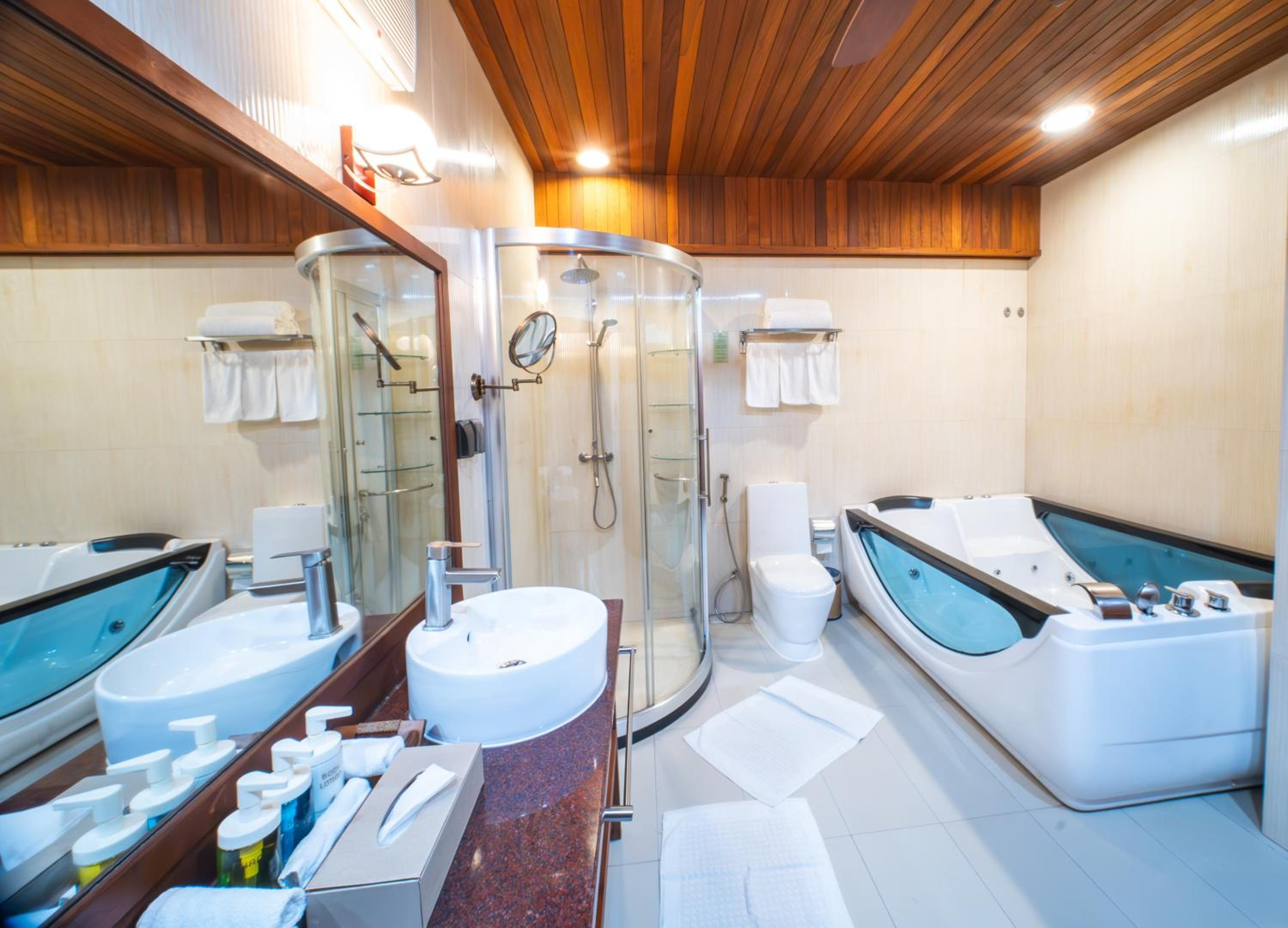 Family Suite with Balcony & Island View - Photo 9