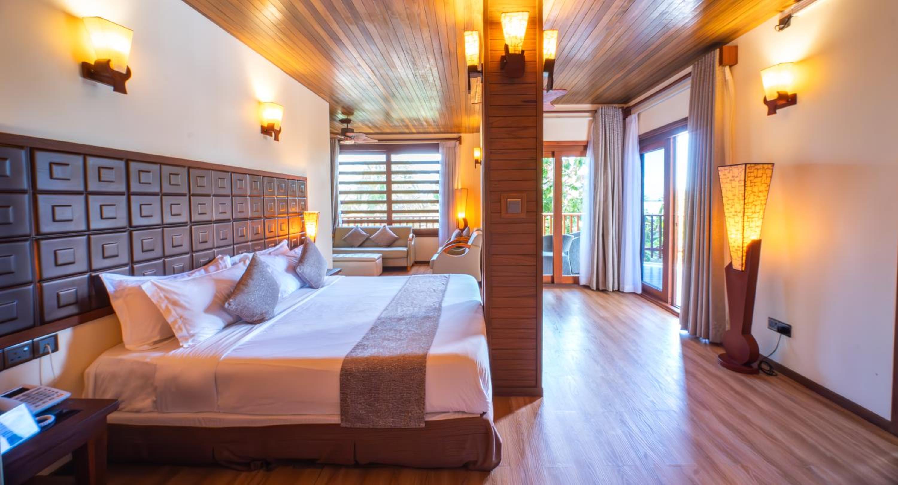 Family Suite with Balcony & Island View - Photo 1