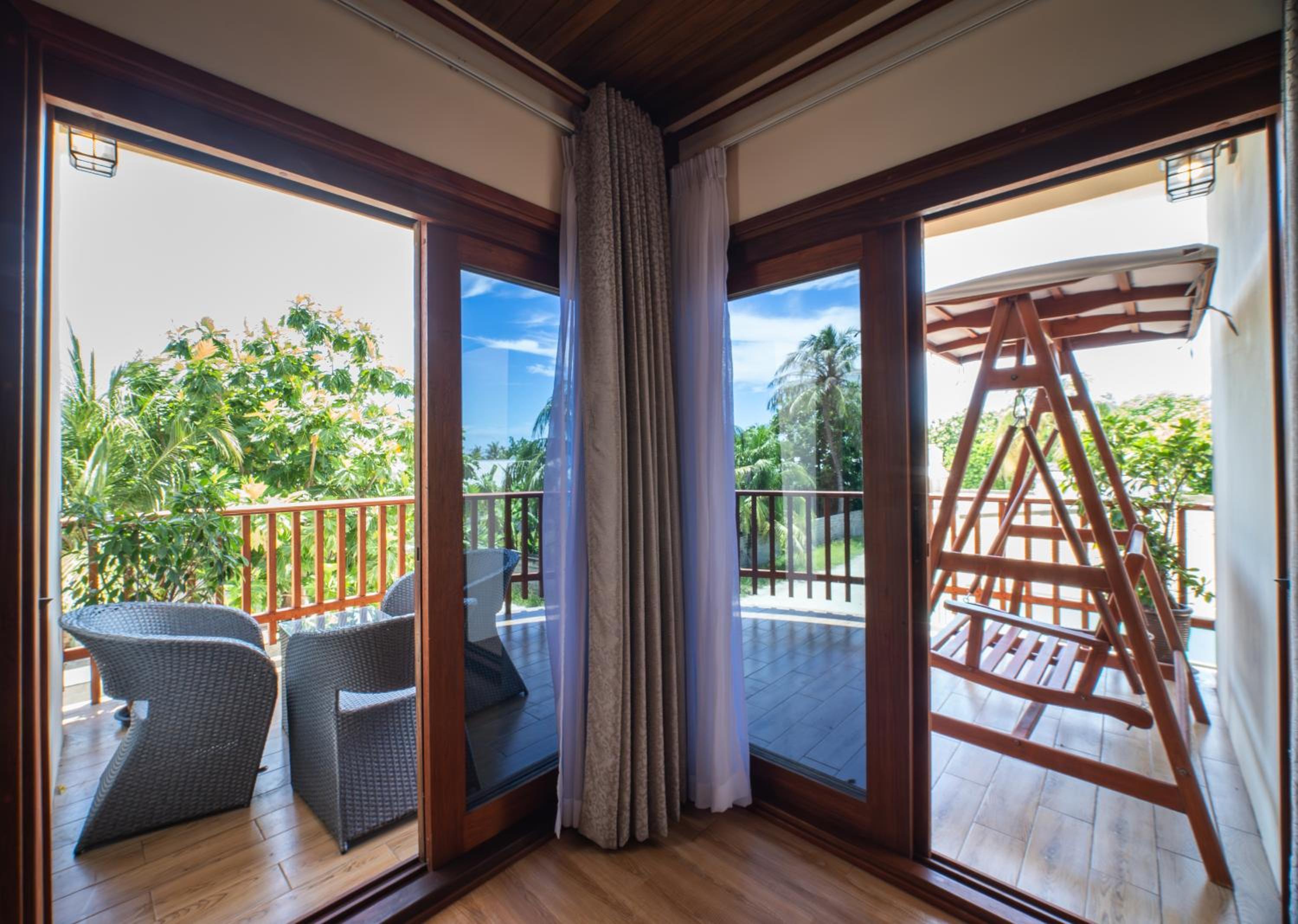 Family Suite with Balcony & Island View - Photo 7