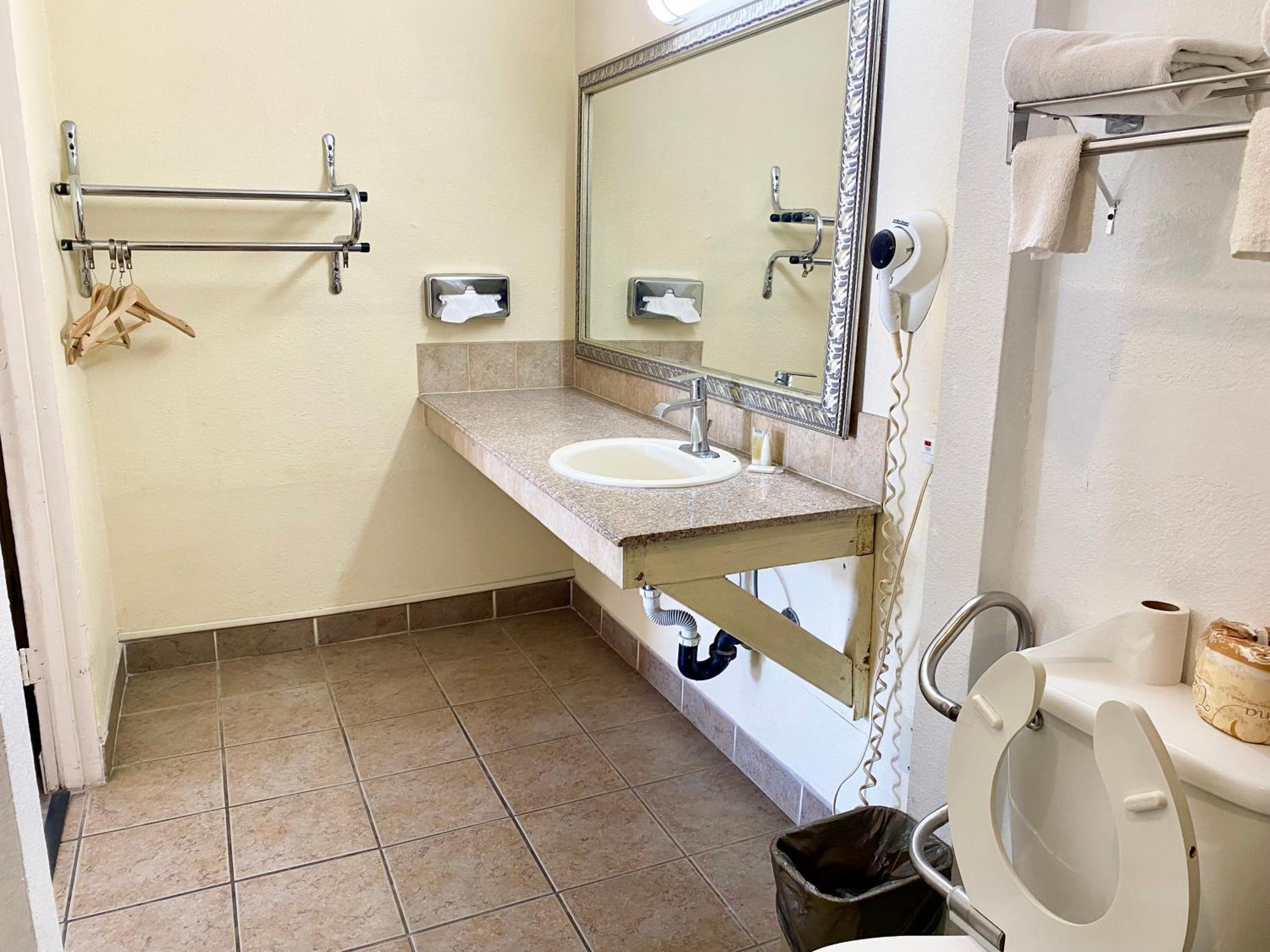 King Room with Roll-in Shower - Mobility Access/Non-Smoking - Photo 2
