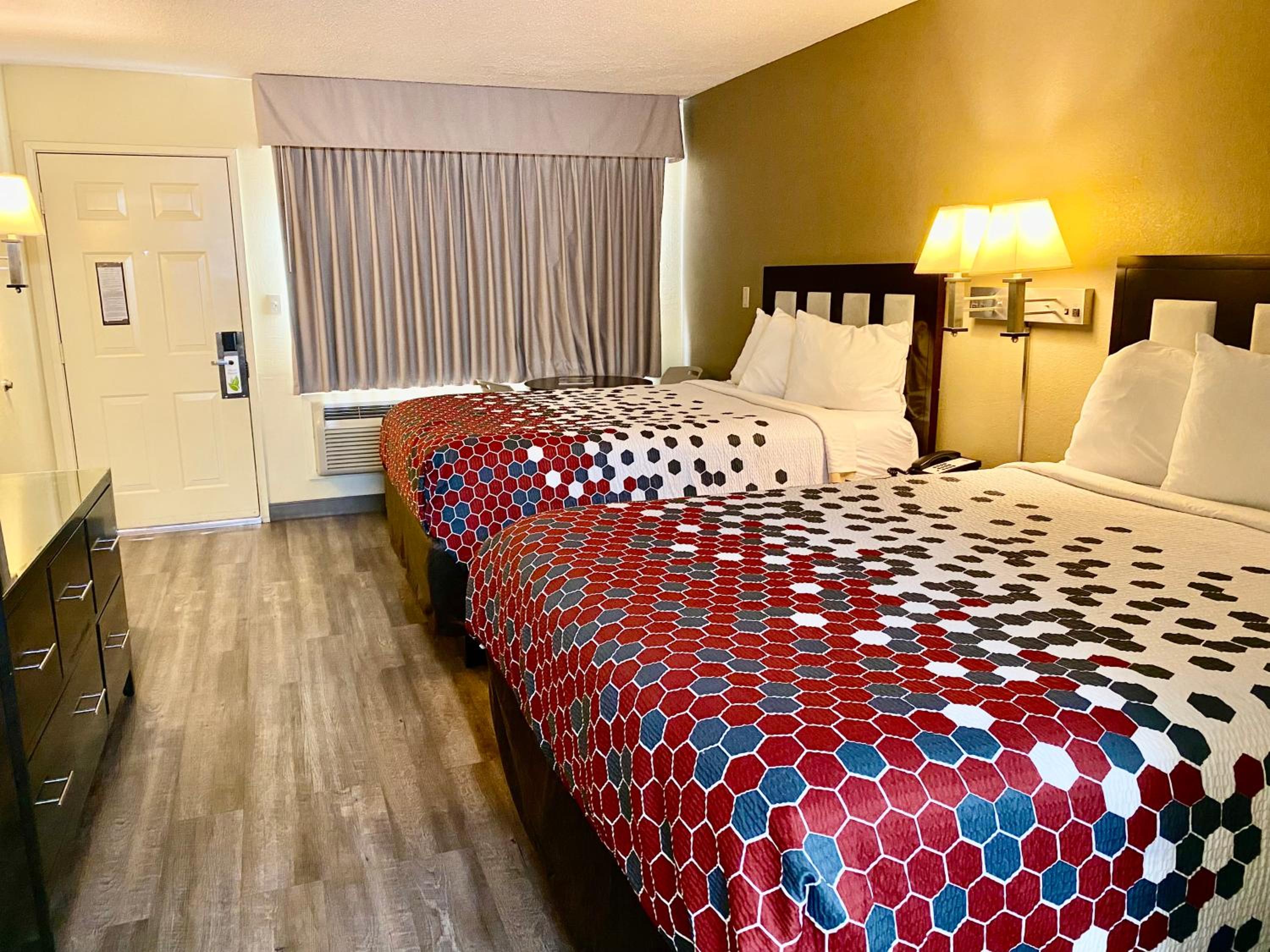 Queen Room with Two Queen Beds - Non-Smoking - Photo 2