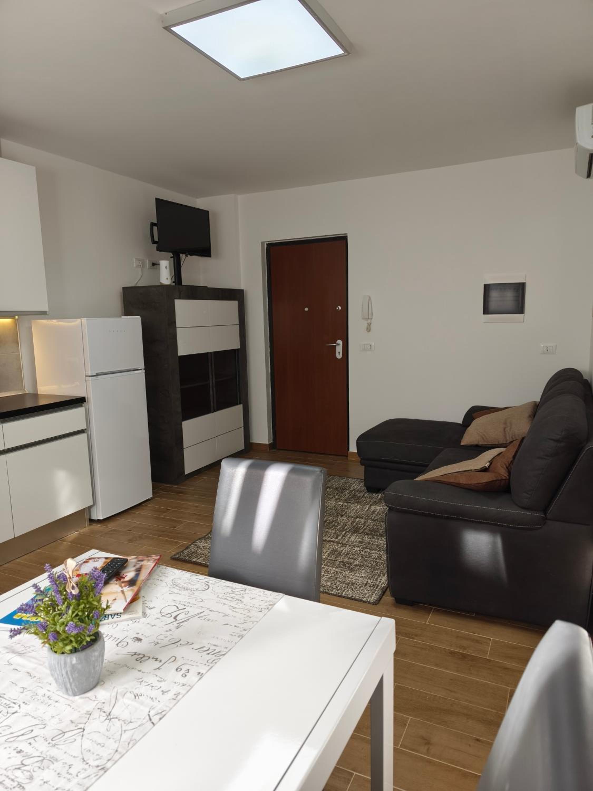 One-Bedroom Apartment photo 1