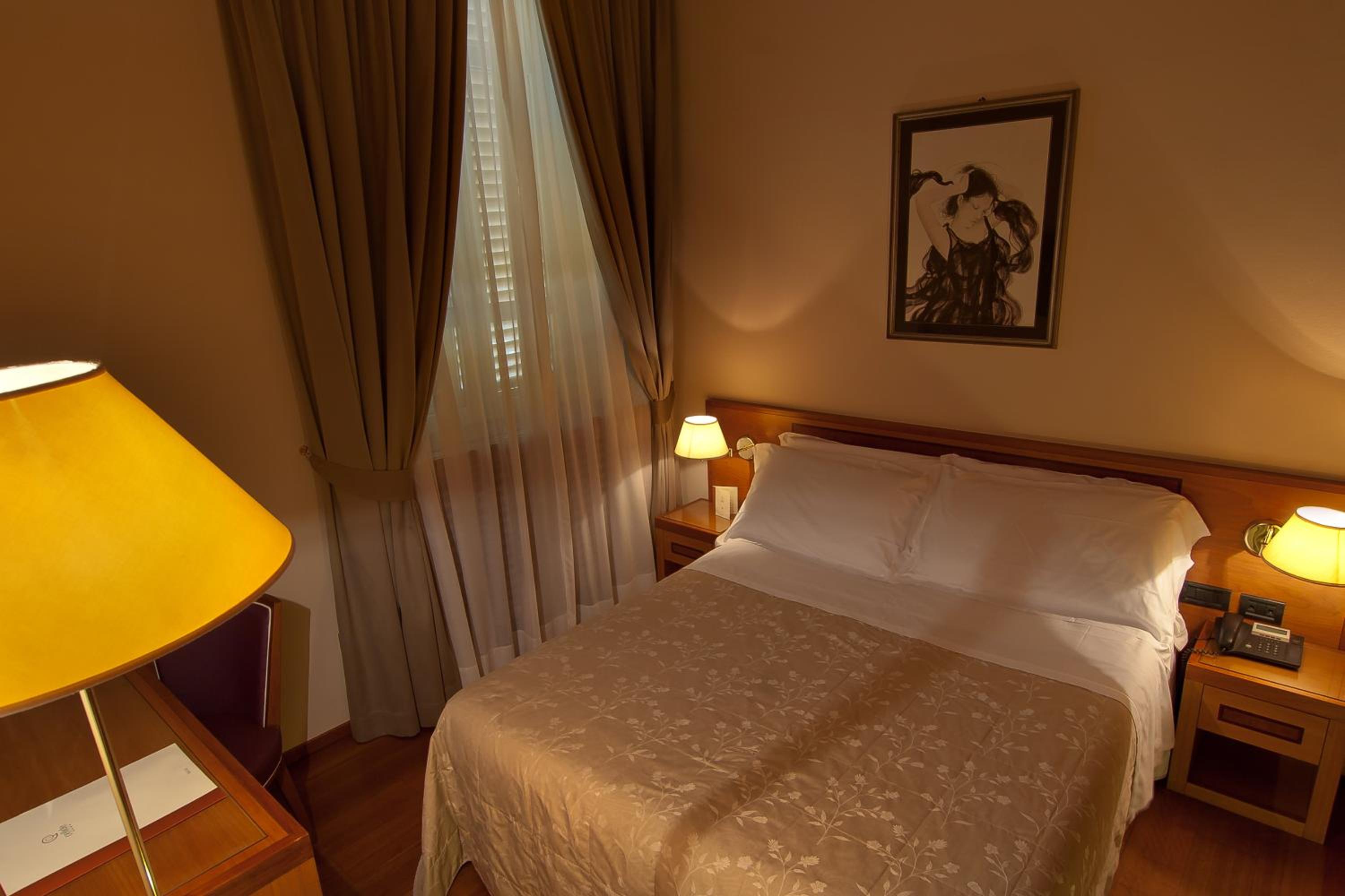 Small Double Room - Photo 4