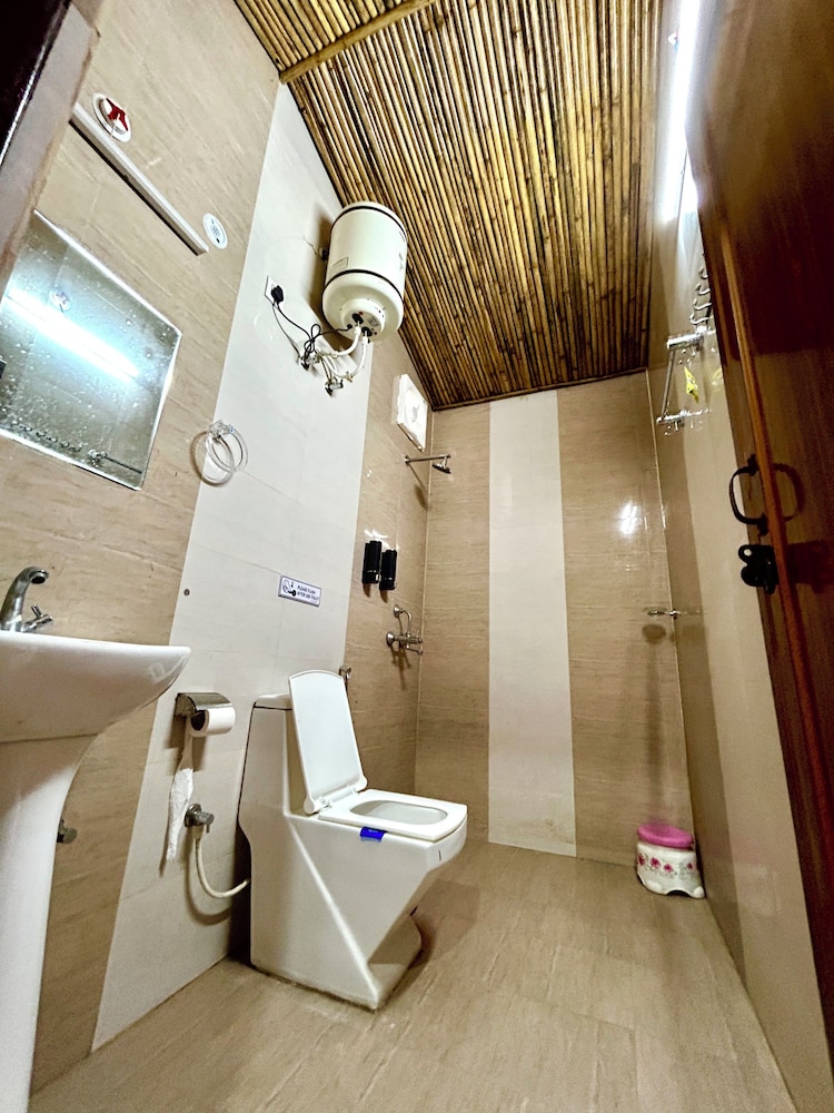 Deluxe Room, Balcony, Hill View photo 2