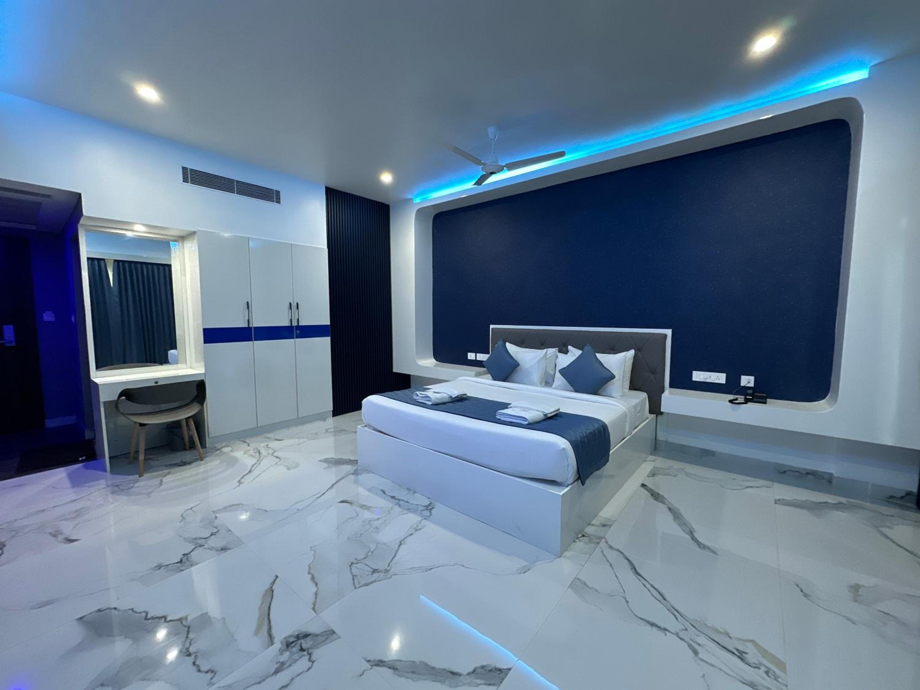 Double or Twin Room with Balcony photo 2
